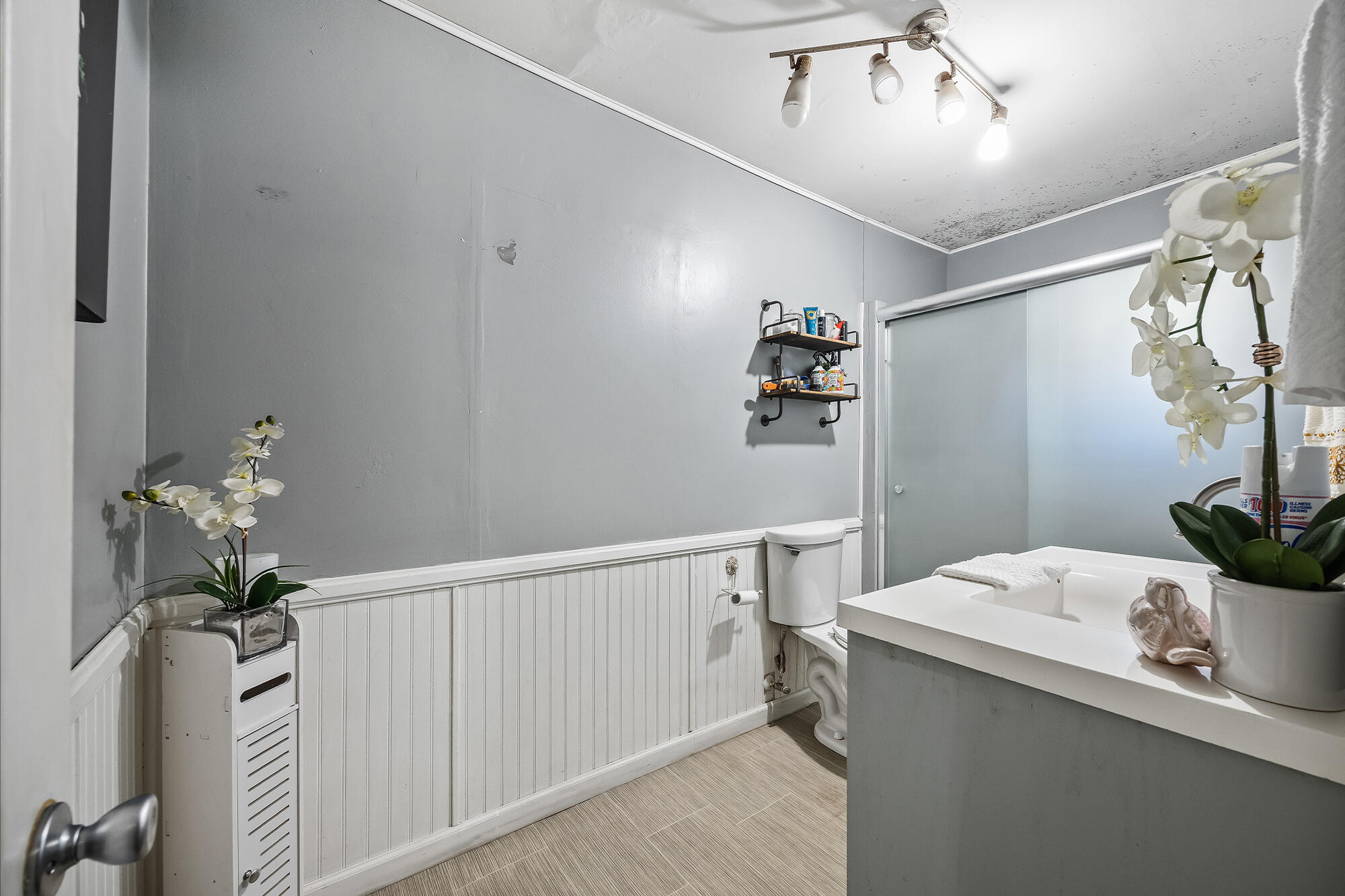 1138 Riverway Dr, Visalia, CA 93291