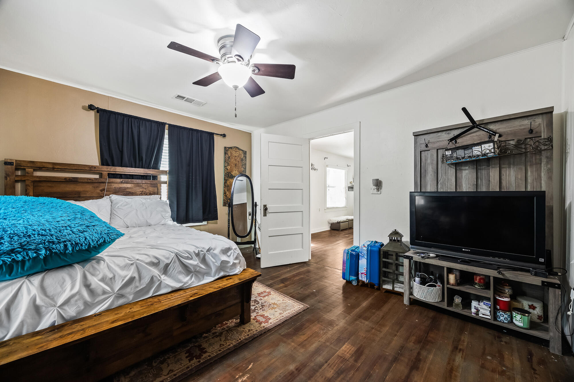 1138 Riverway Dr, Visalia, CA 93291