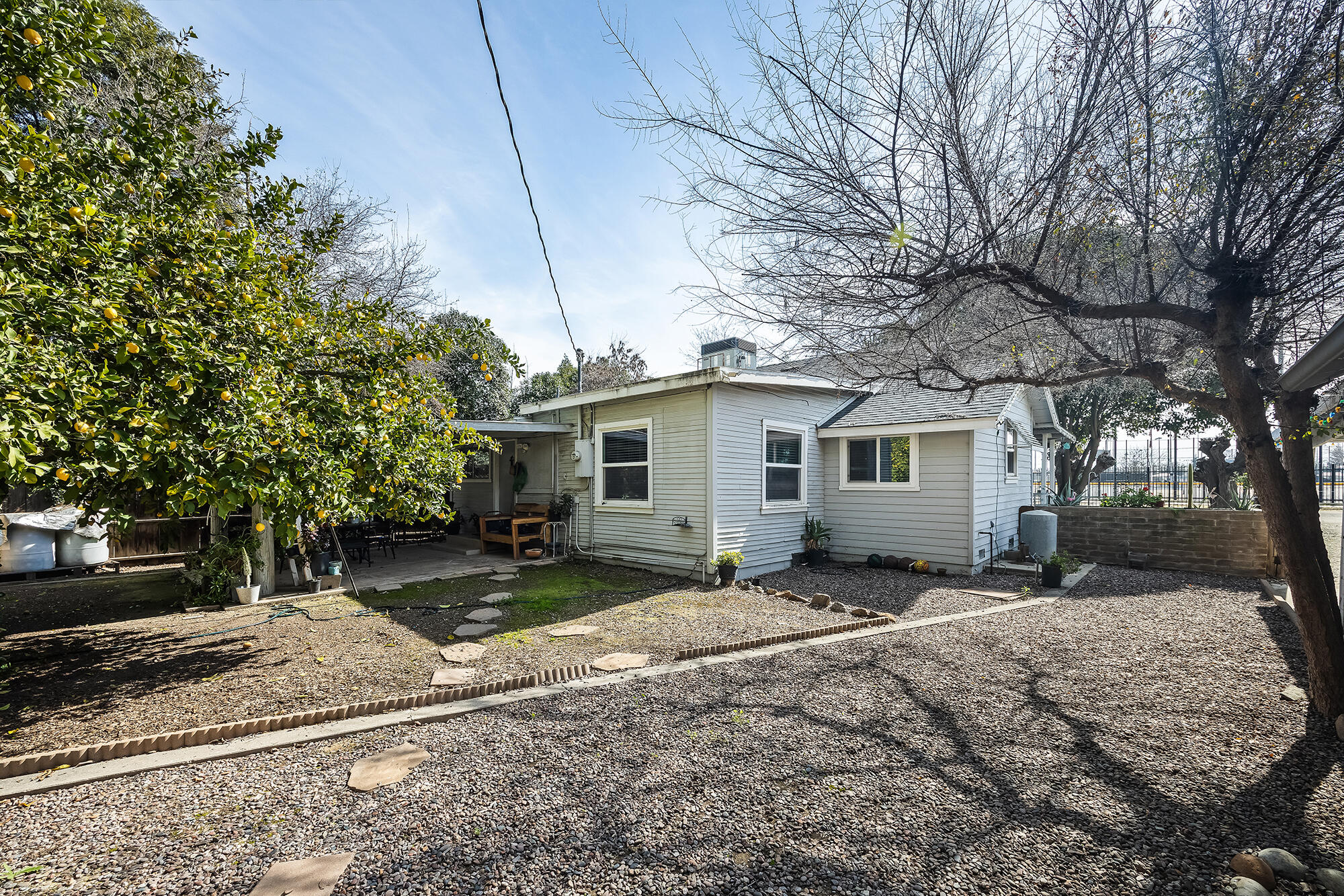 1138 Riverway Dr, Visalia, CA 93291