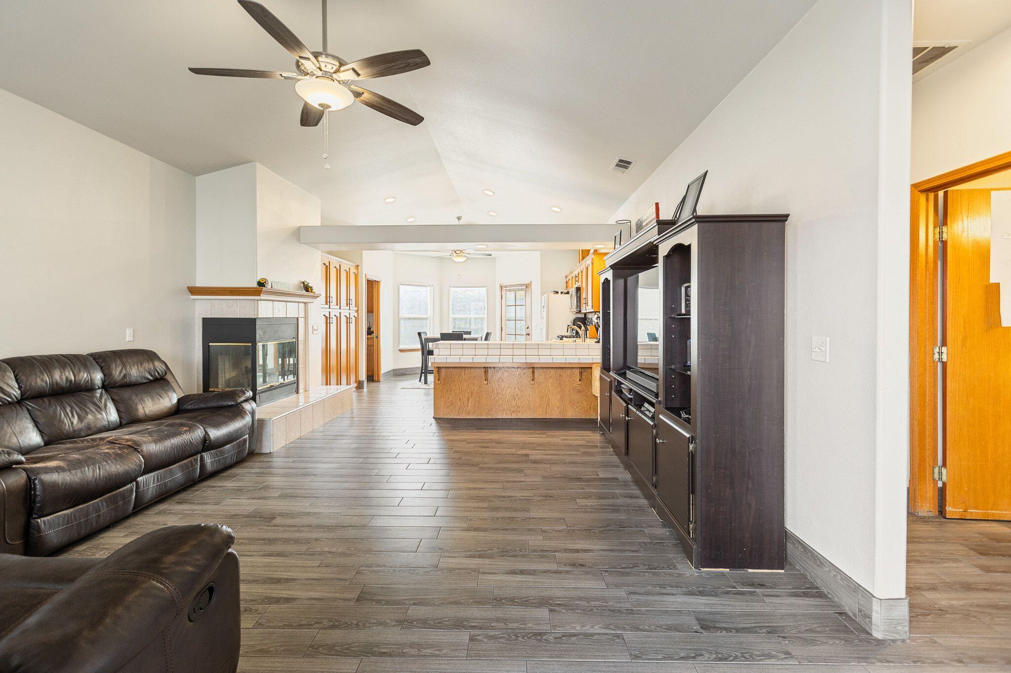 2425 Capitol Ct, Tulare, CA 93274