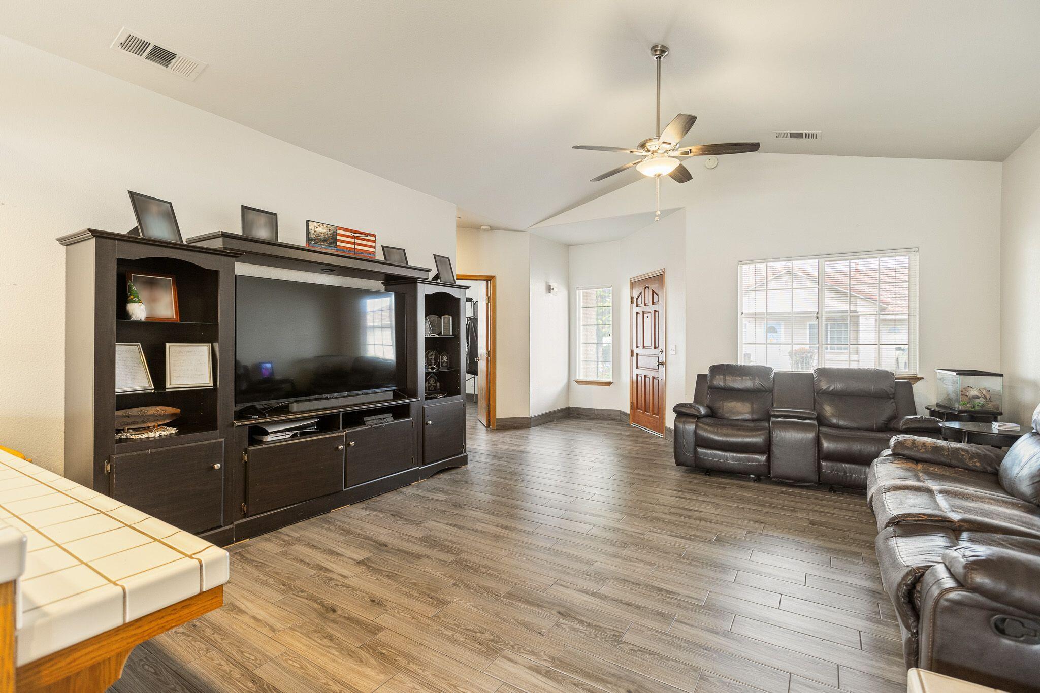 2425 Capitol Ct, Tulare, CA 93274