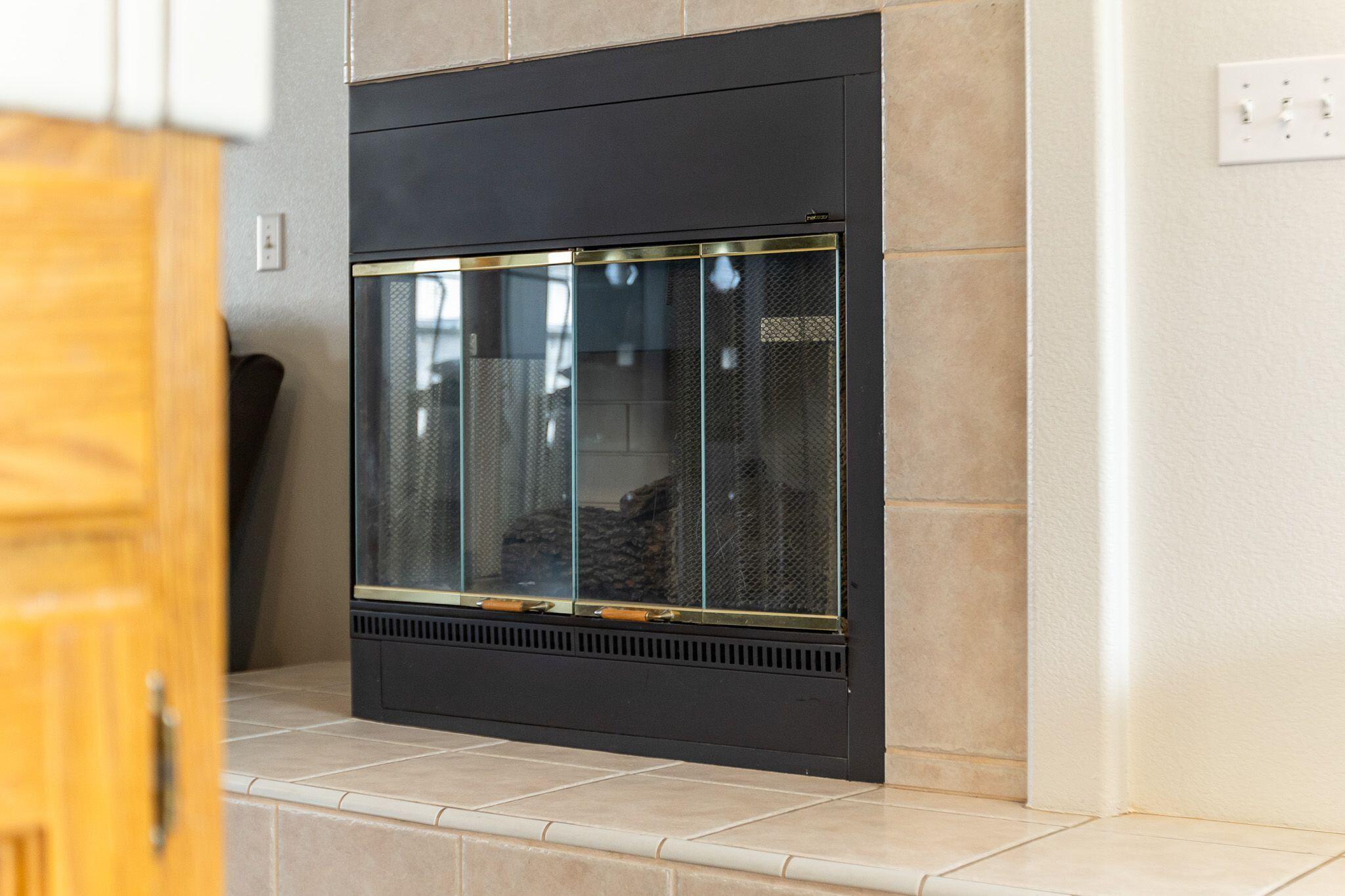 2425 Capitol Ct, Tulare, CA 93274