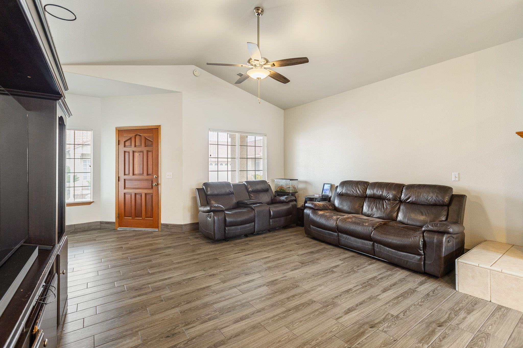 2425 Capitol Ct, Tulare, CA 93274