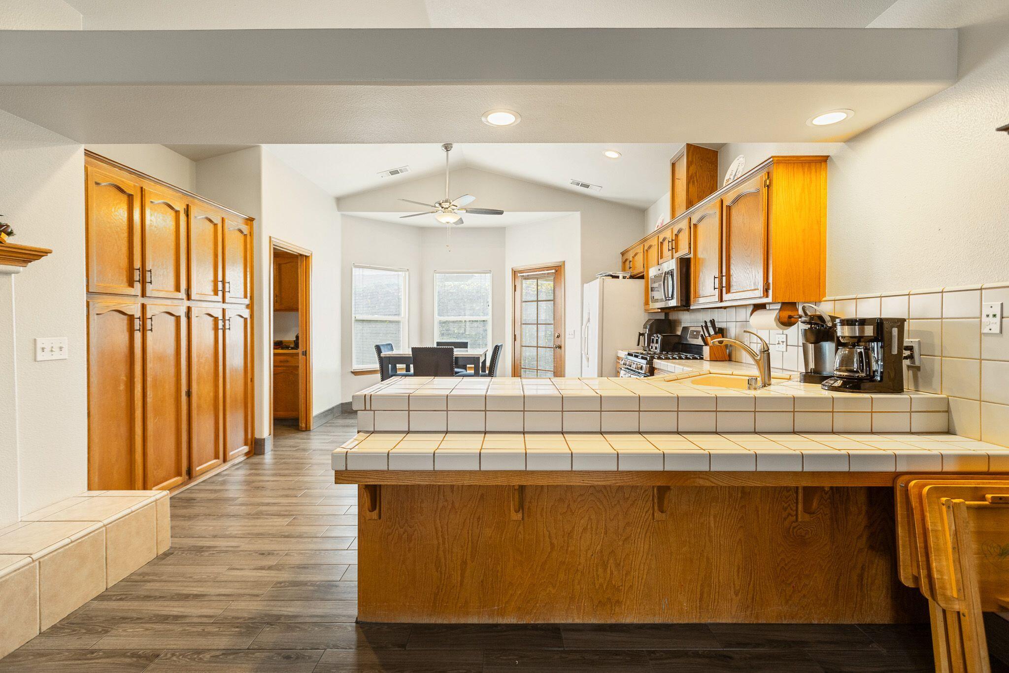 2425 Capitol Ct, Tulare, CA 93274