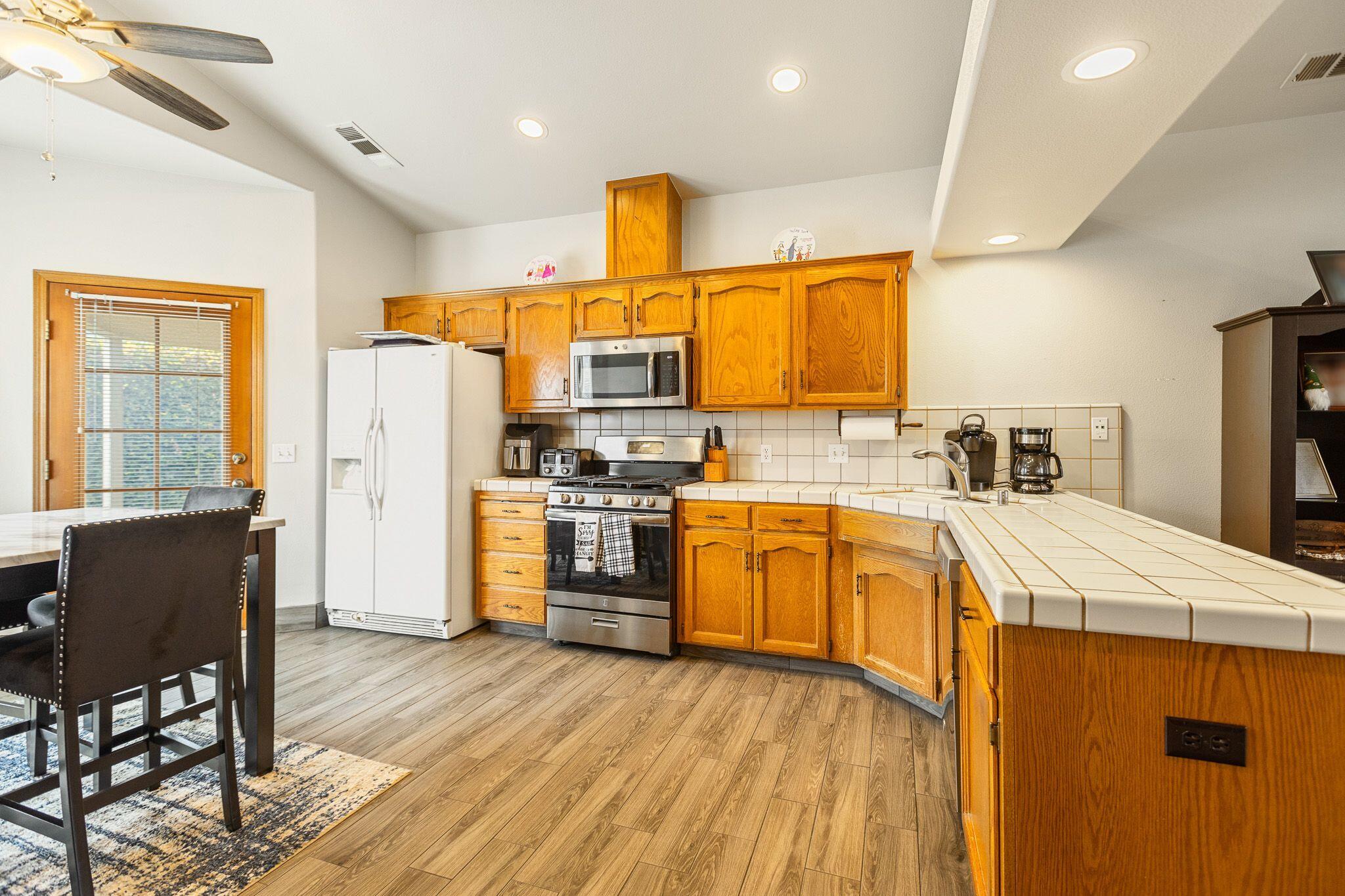 2425 Capitol Ct, Tulare, CA 93274