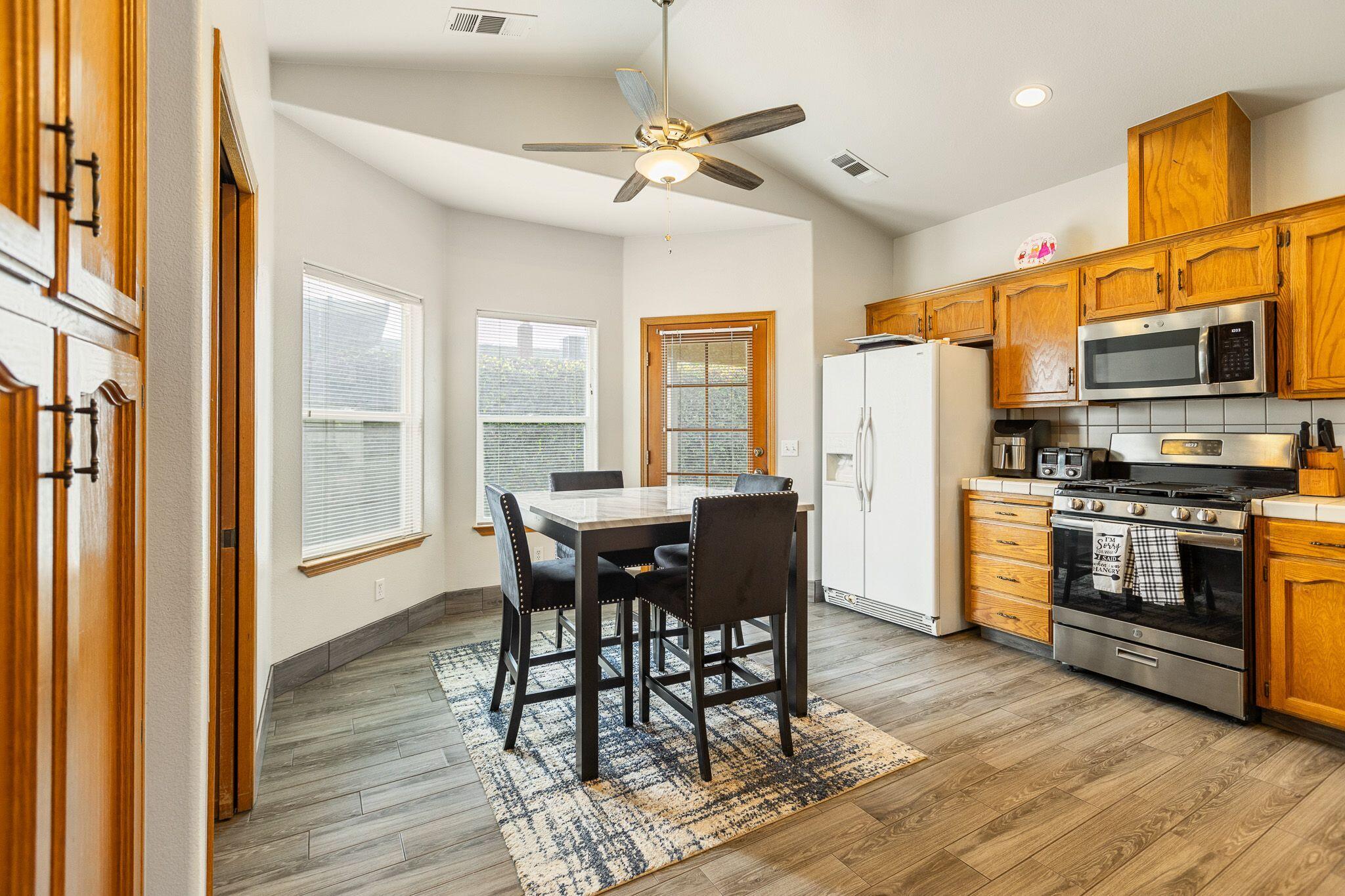 2425 Capitol Ct, Tulare, CA 93274