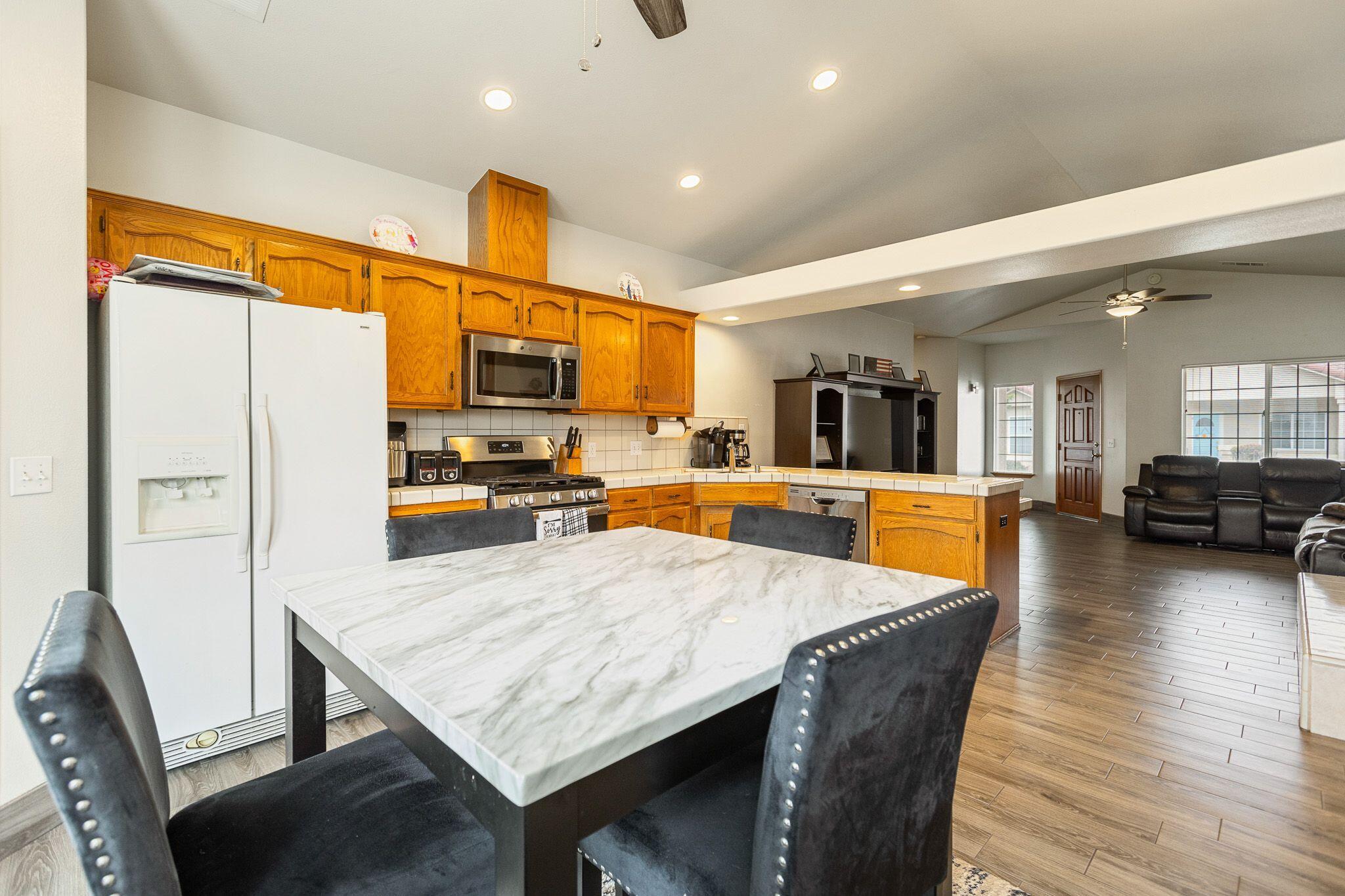 2425 Capitol Ct, Tulare, CA 93274