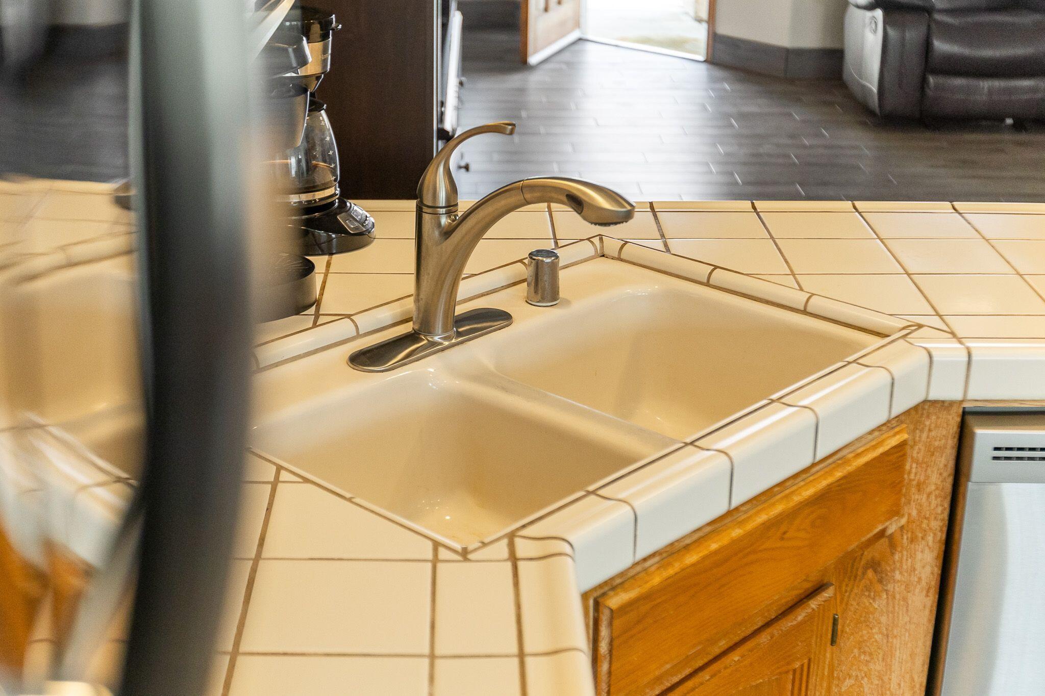 2425 Capitol Ct, Tulare, CA 93274