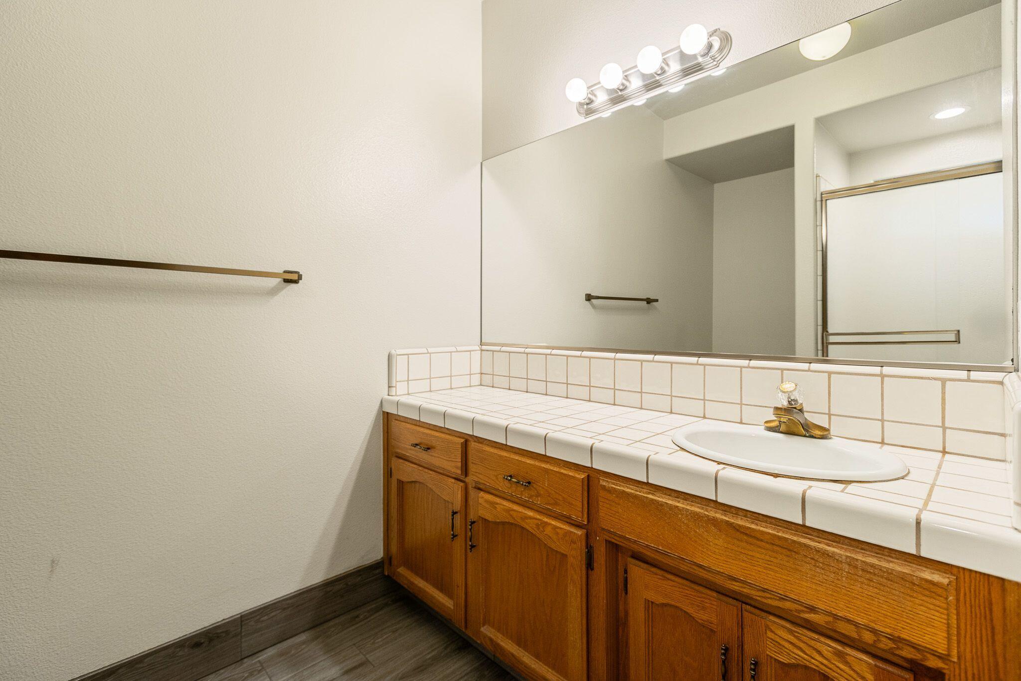 2425 Capitol Ct, Tulare, CA 93274