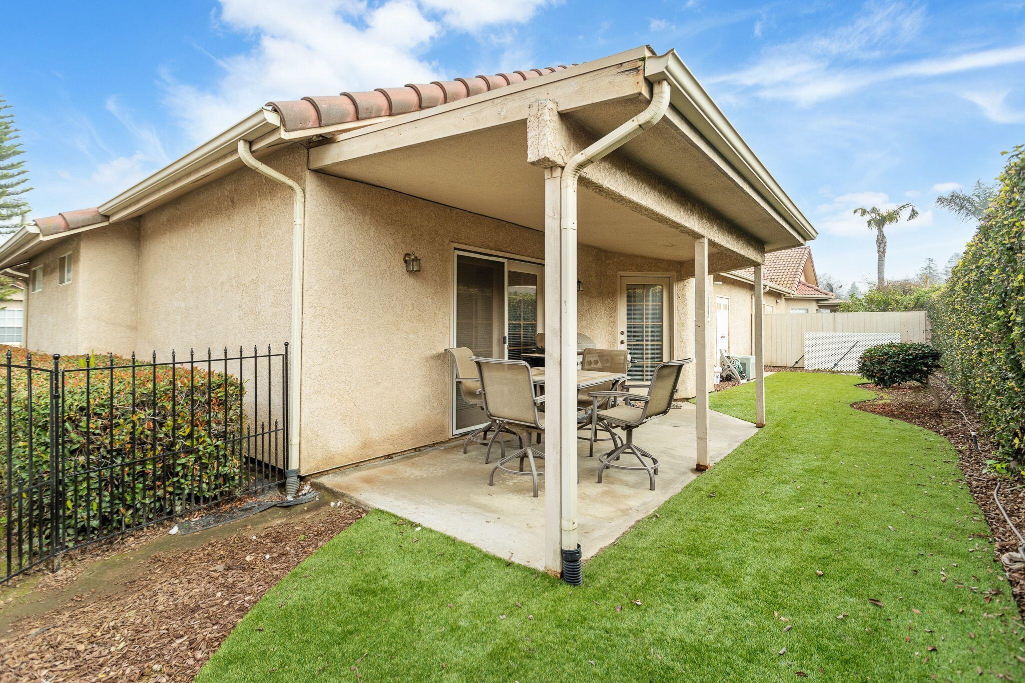 2425 Capitol Ct, Tulare, CA 93274