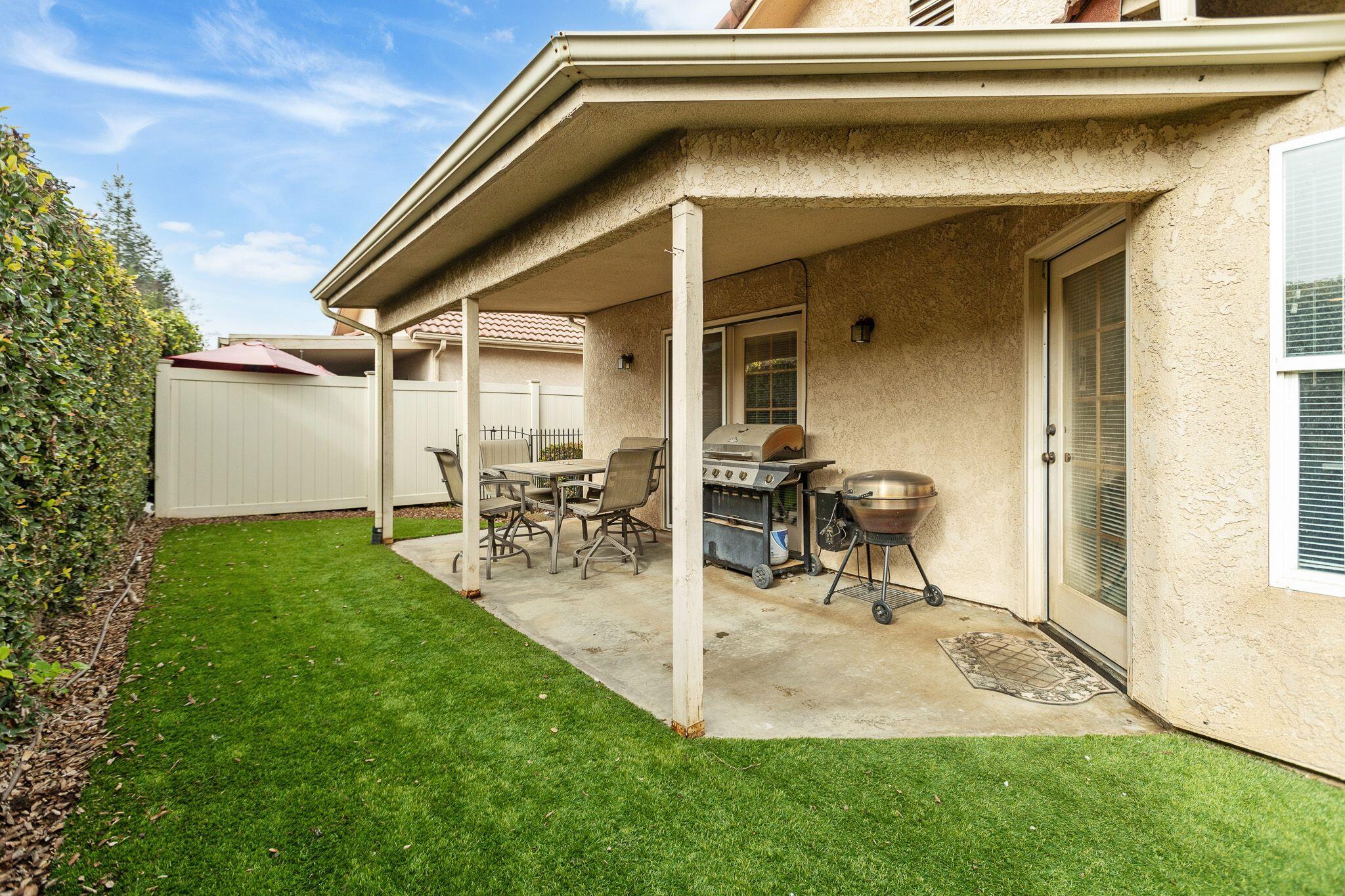 2425 Capitol Ct, Tulare, CA 93274