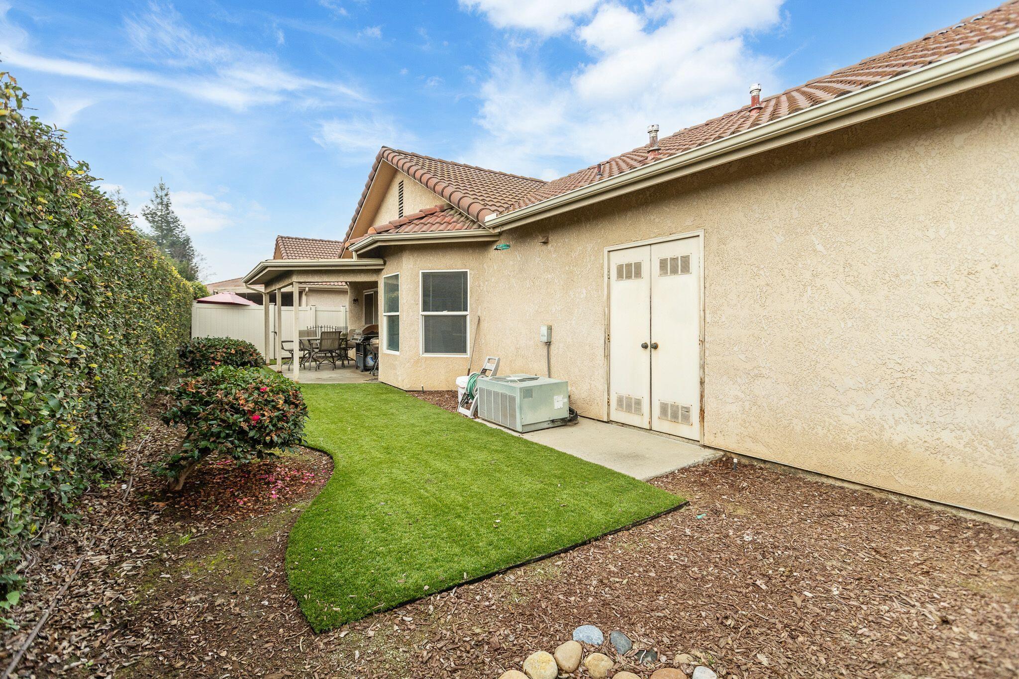 2425 Capitol Ct, Tulare, CA 93274