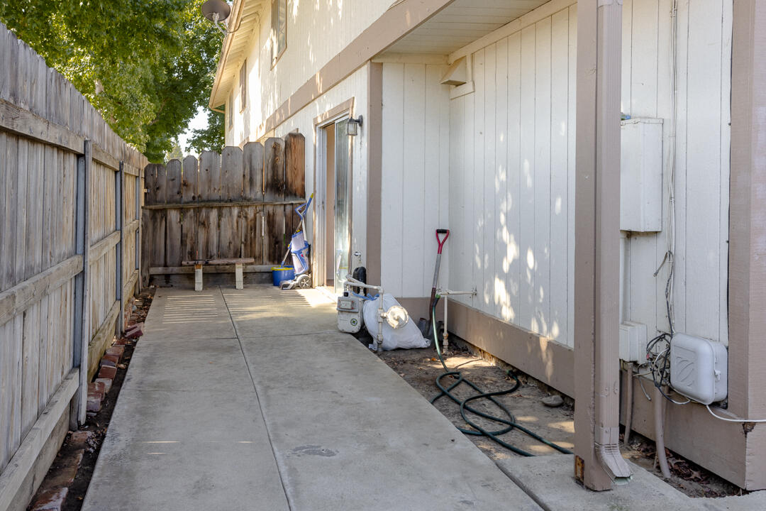 2046 E Laura Ave, Visalia, CA 93292