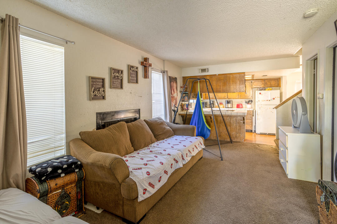 2046 E Laura Ave, Visalia, CA 93292