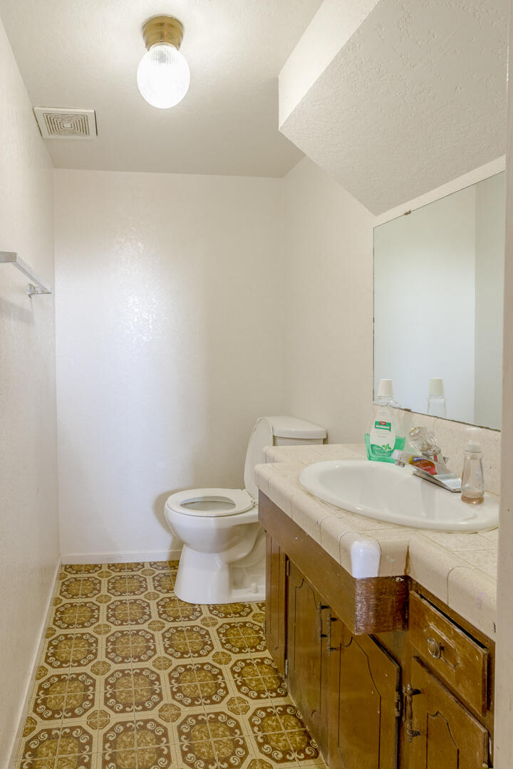 2046 E Laura Ave, Visalia, CA 93292