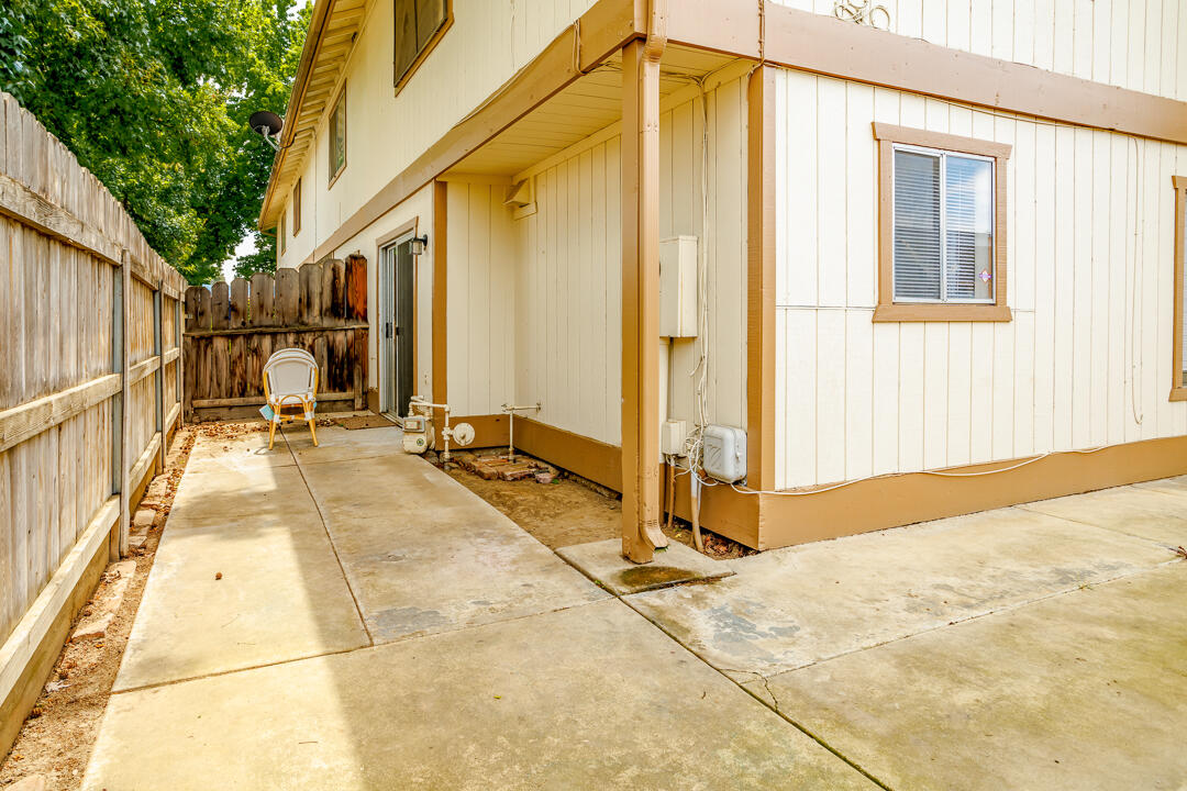 2046 E Laura Ave, Visalia, CA 93292