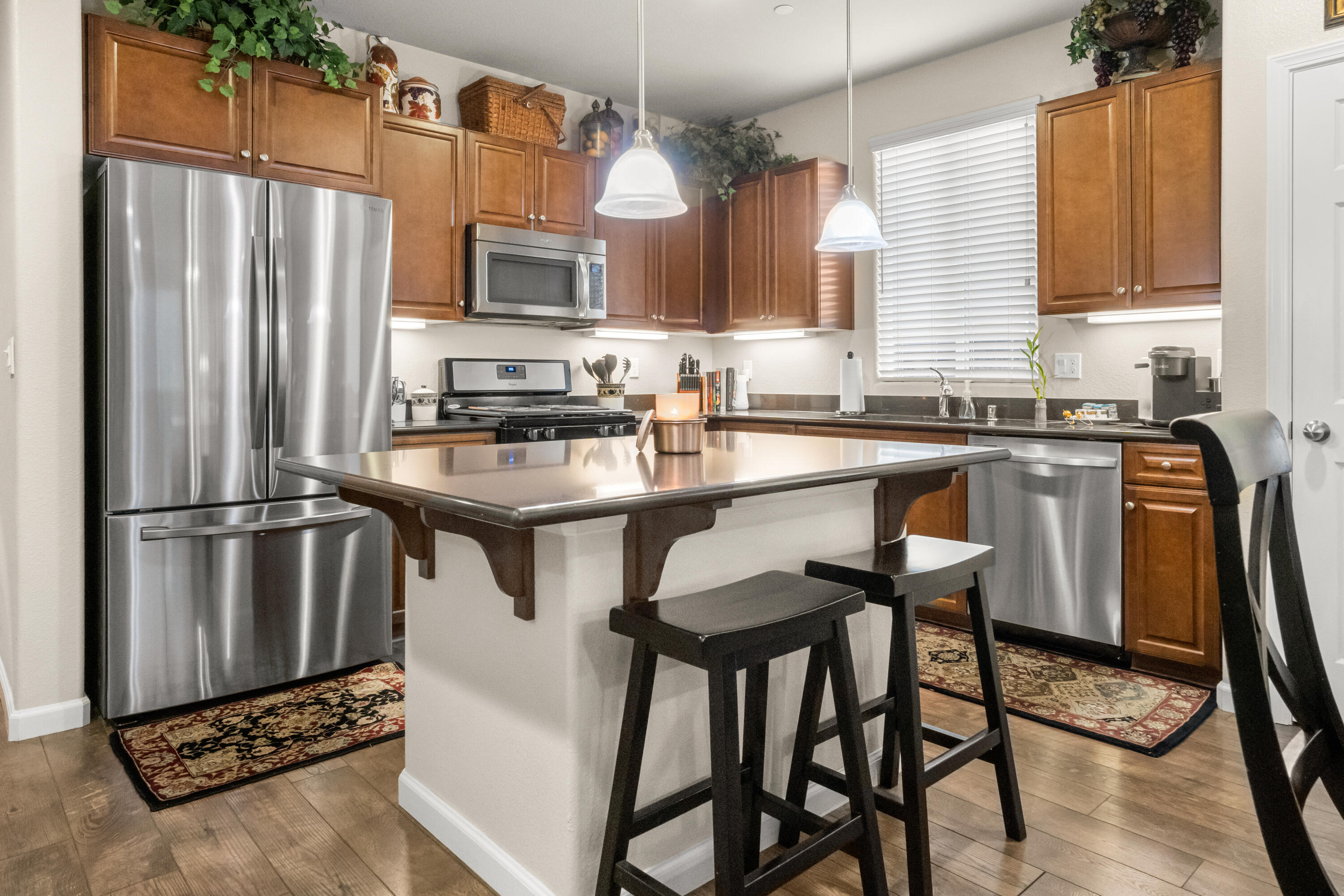 2327 W Flagstaff Ct, Visalia, CA 93291