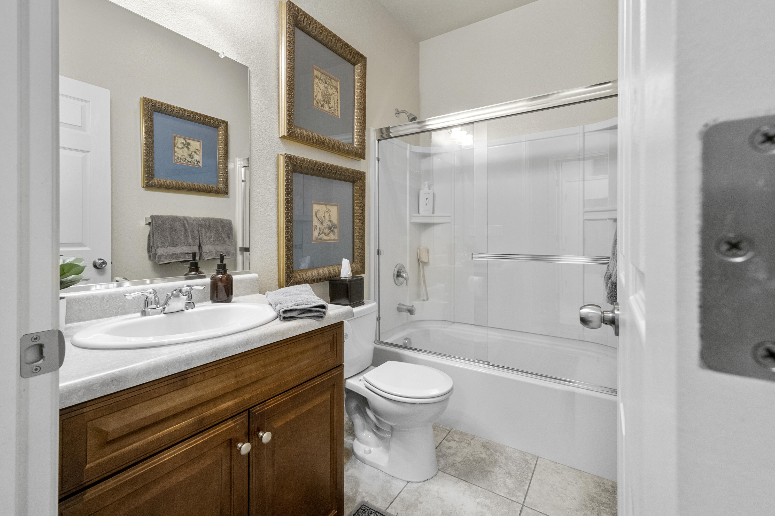 2327 W Flagstaff Ct, Visalia, CA 93291