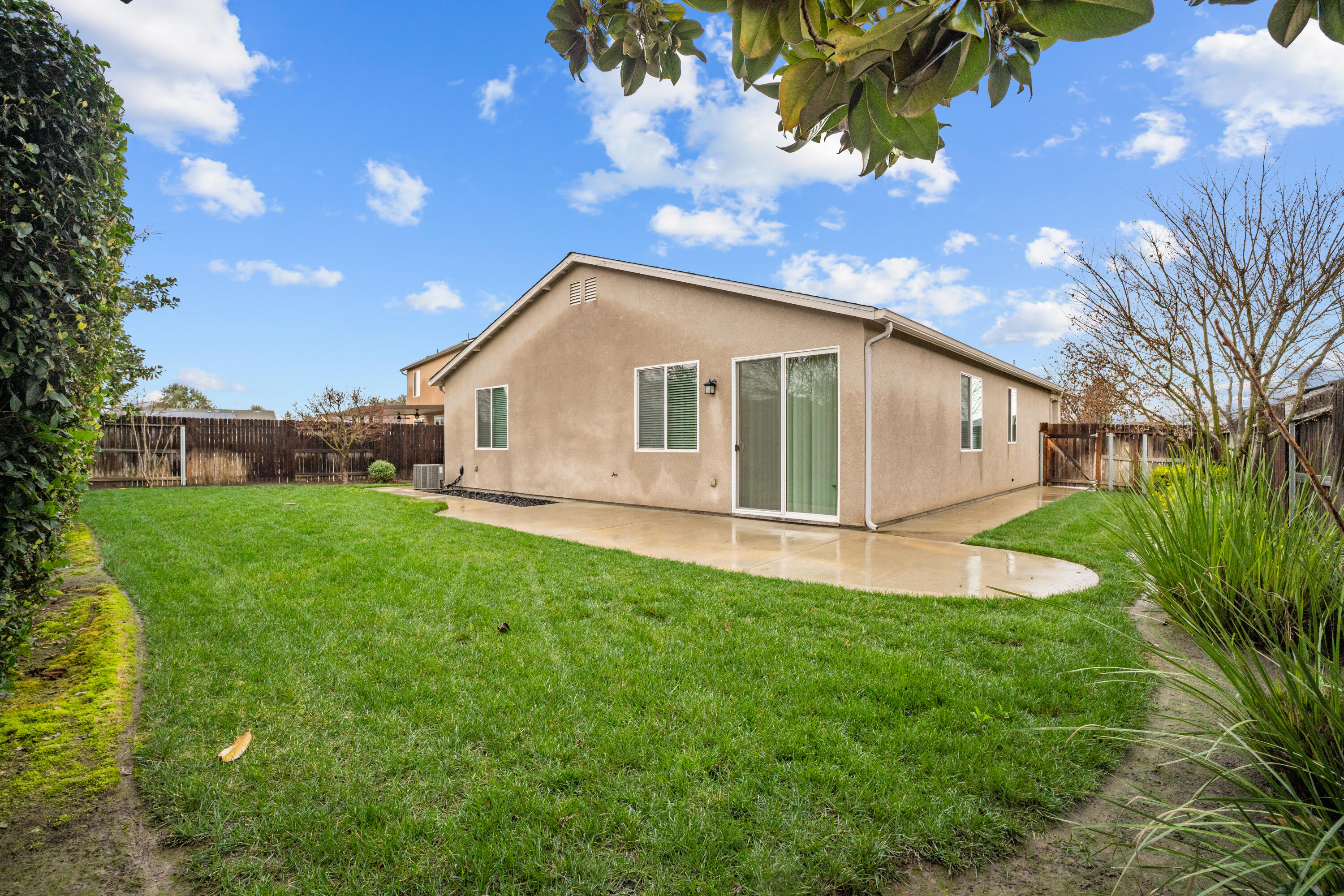 2327 W Flagstaff Ct, Visalia, CA 93291