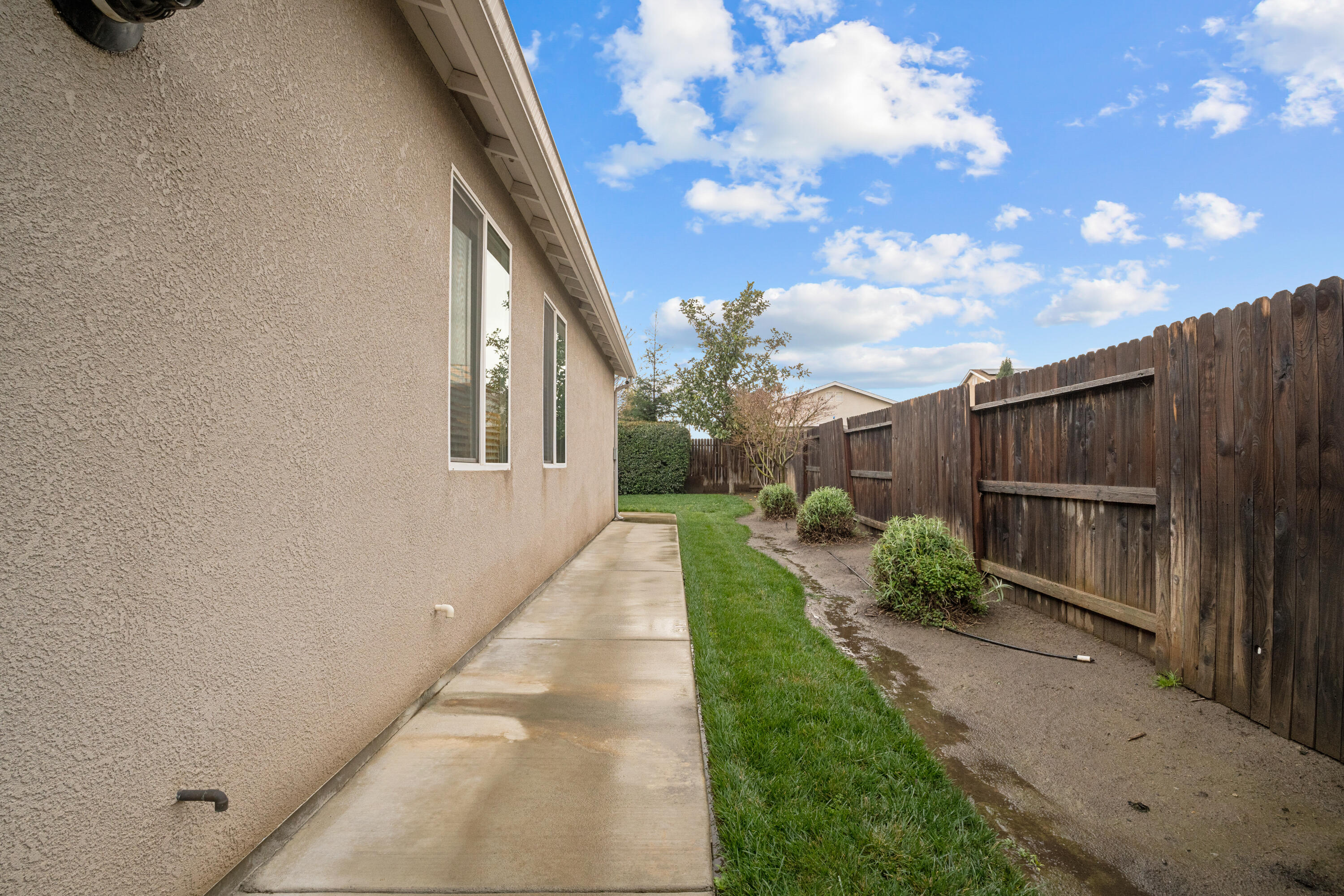 2327 W Flagstaff Ct, Visalia, CA 93291