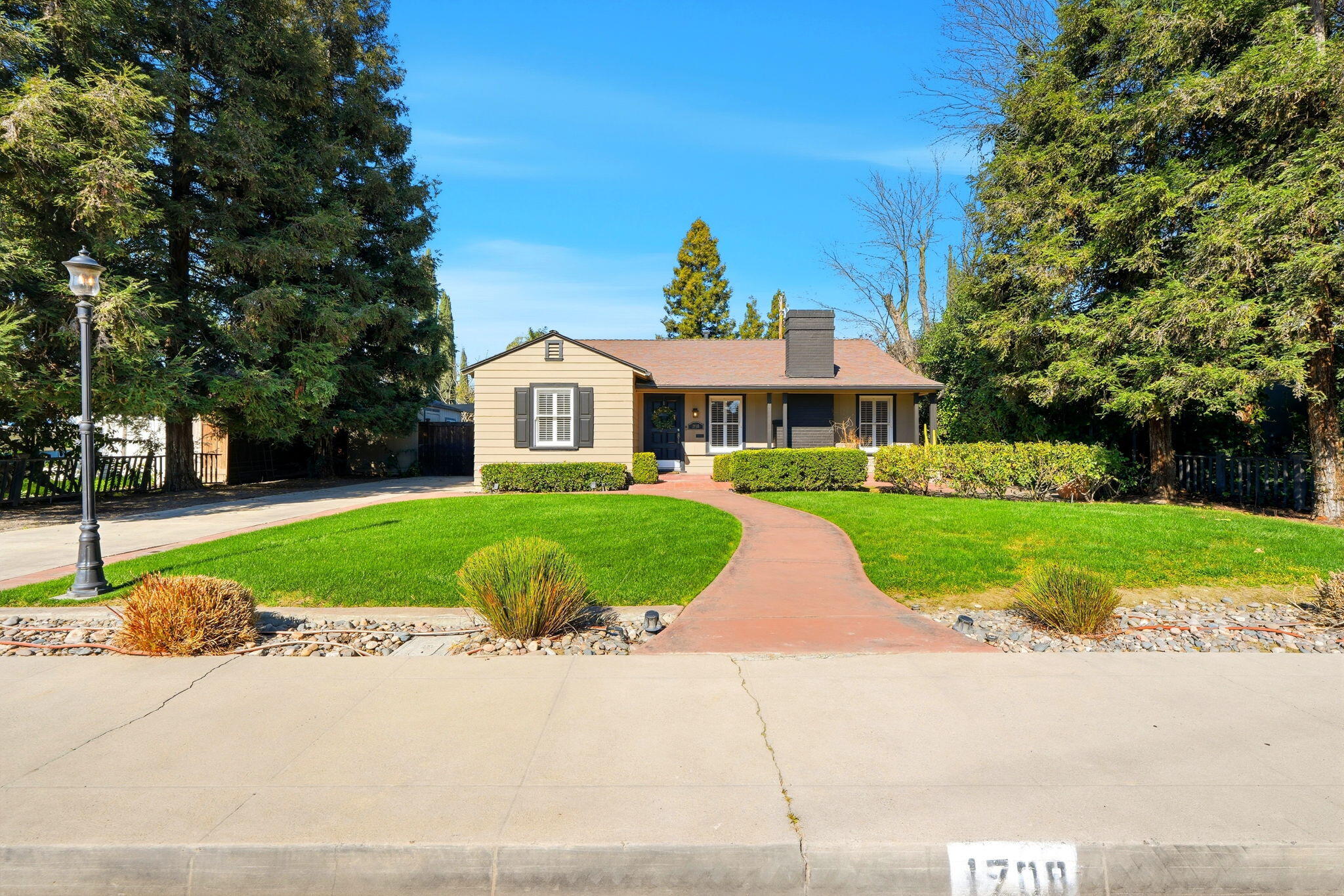 1708 W Myrtle Ave, Visalia, CA 93277