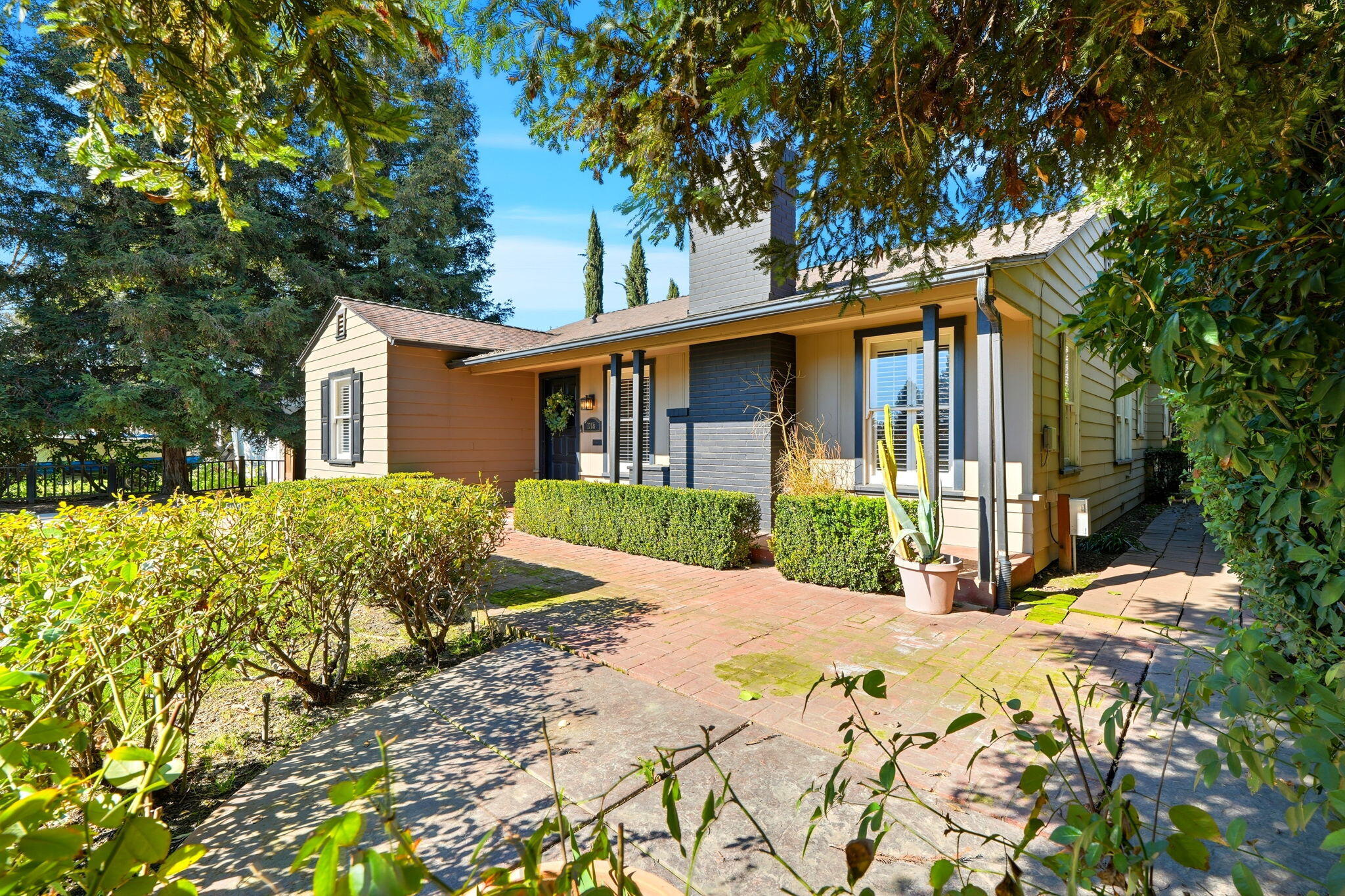 1708 W Myrtle Ave, Visalia, CA 93277