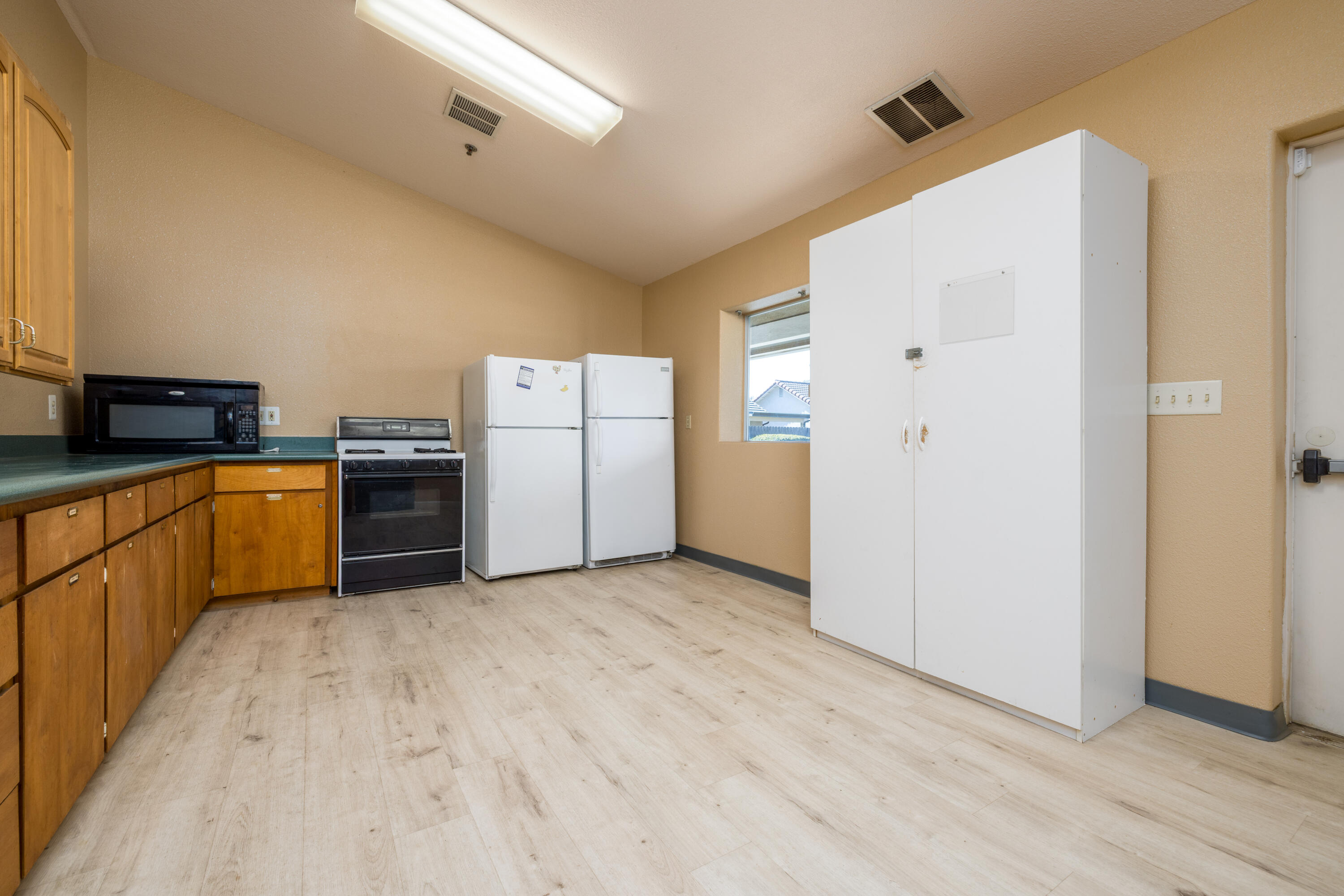 2127 S Giddings St, Visalia, CA 93277