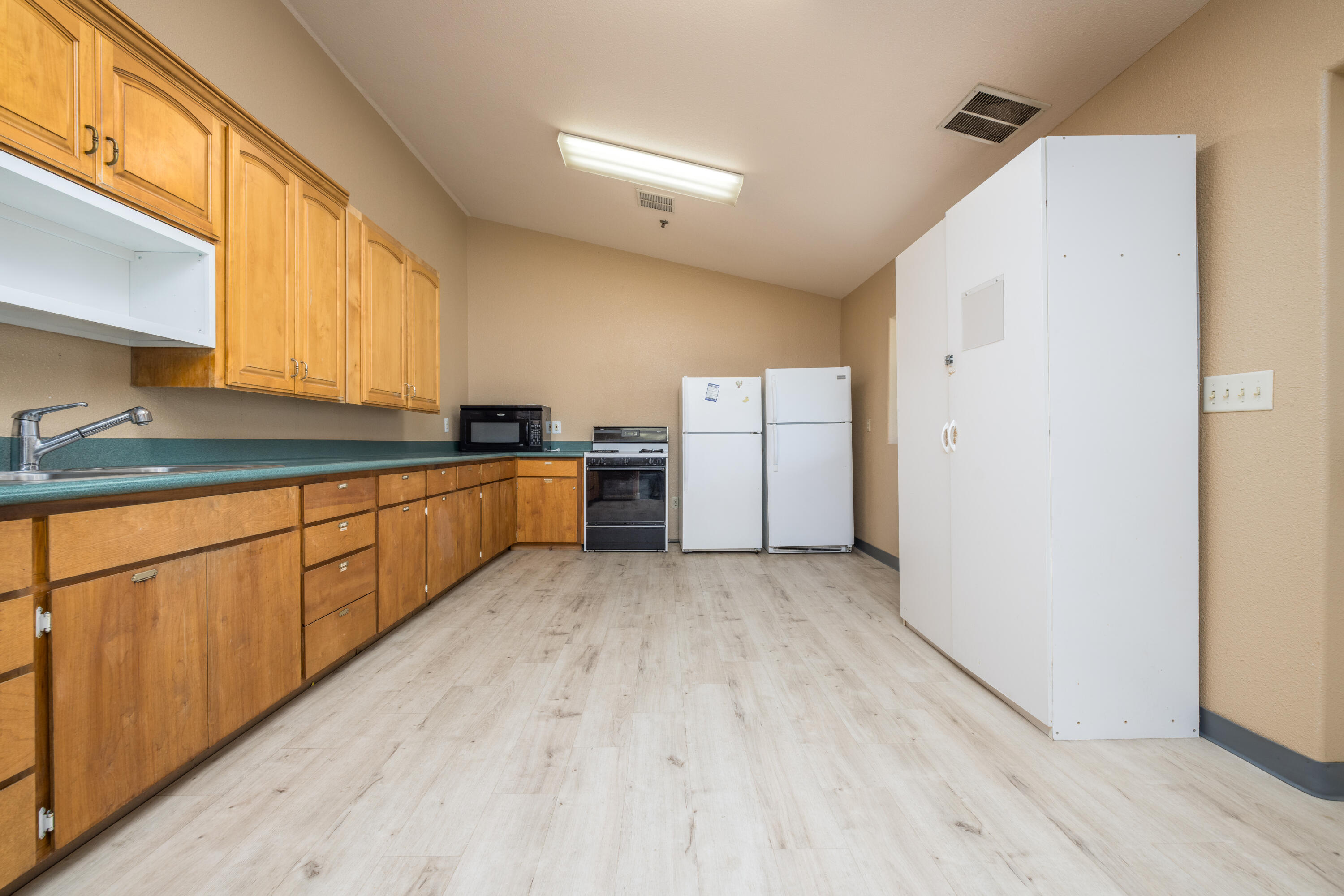 2127 S Giddings St, Visalia, CA 93277