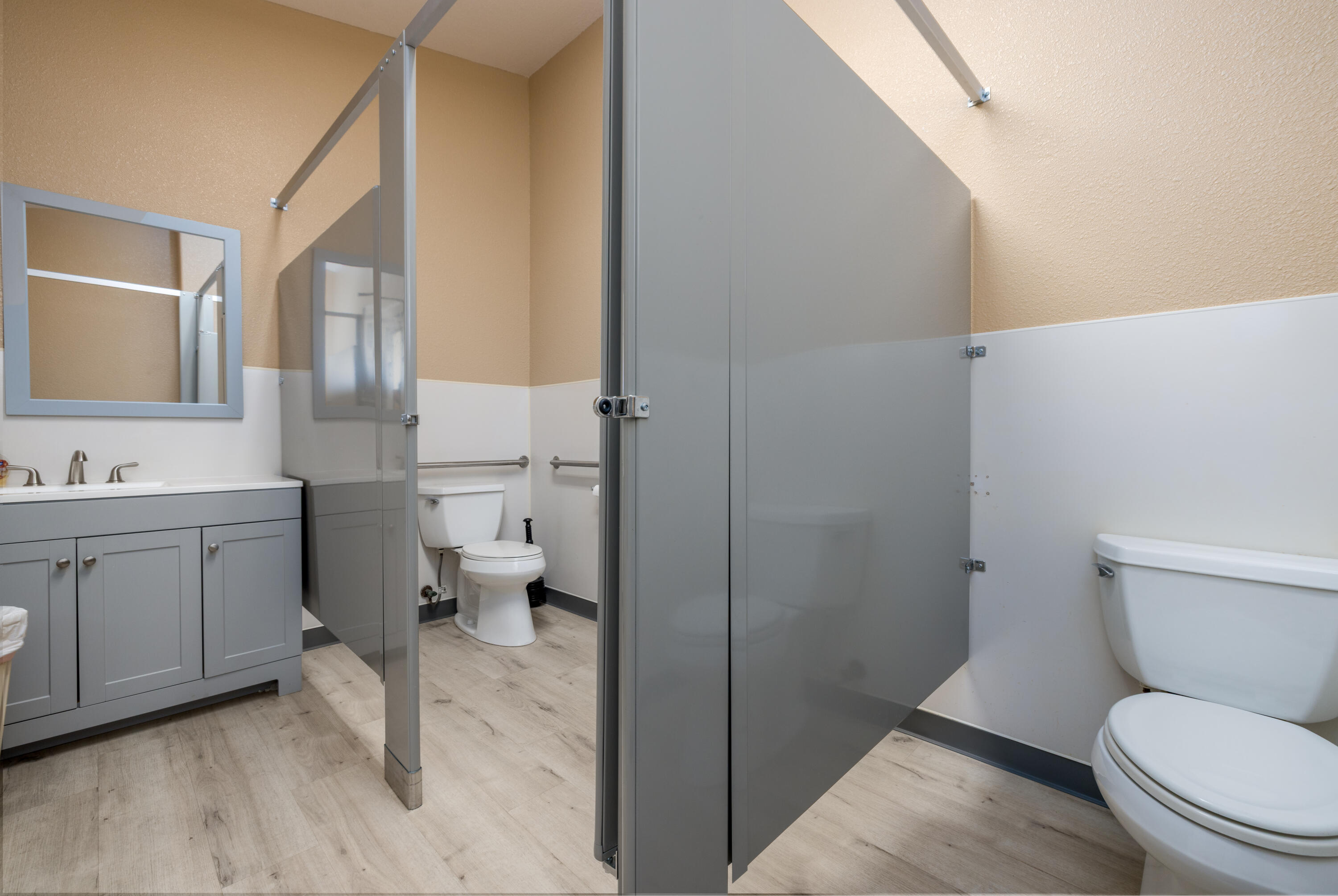 2127 S Giddings St, Visalia, CA 93277