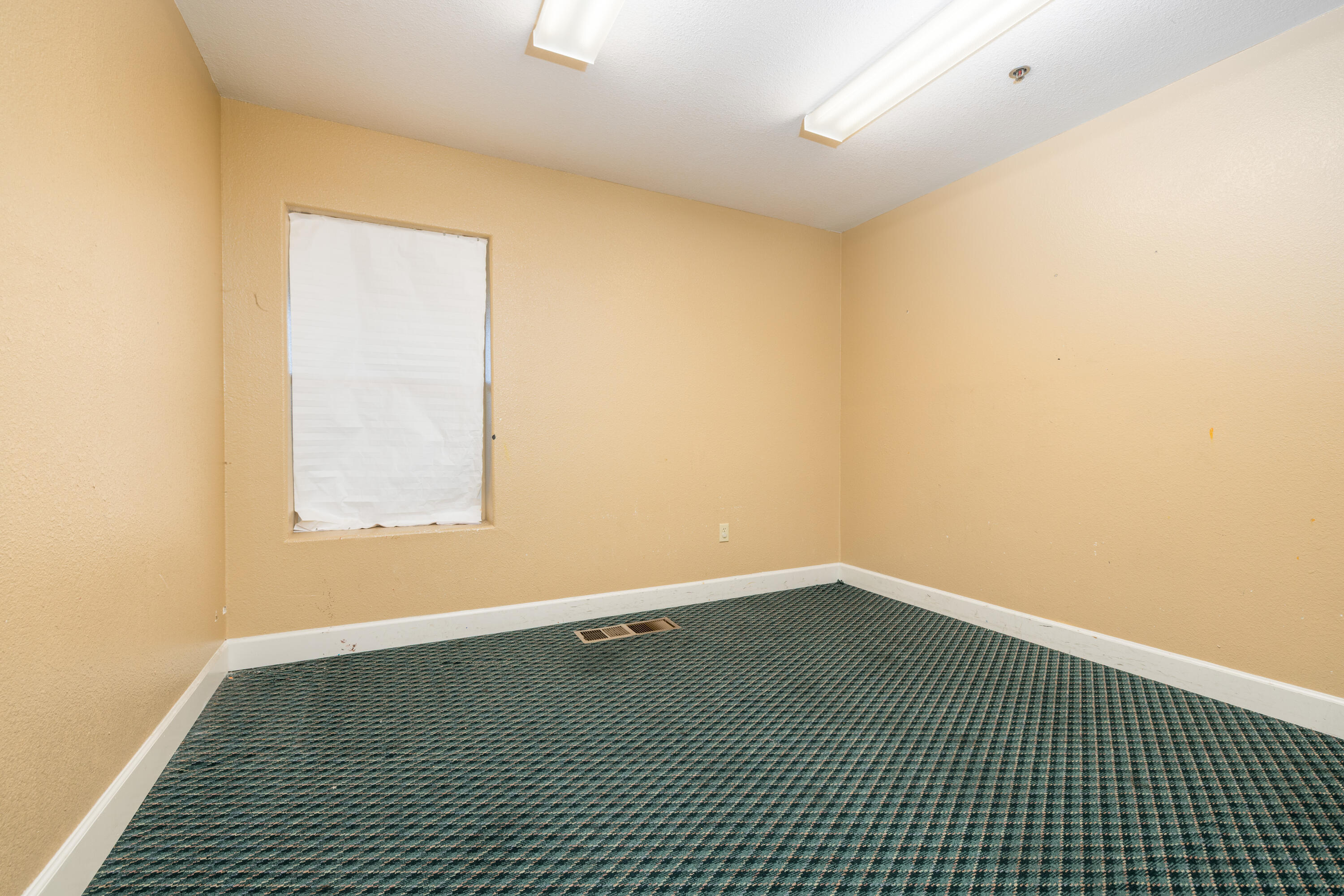 2127 S Giddings St, Visalia, CA 93277