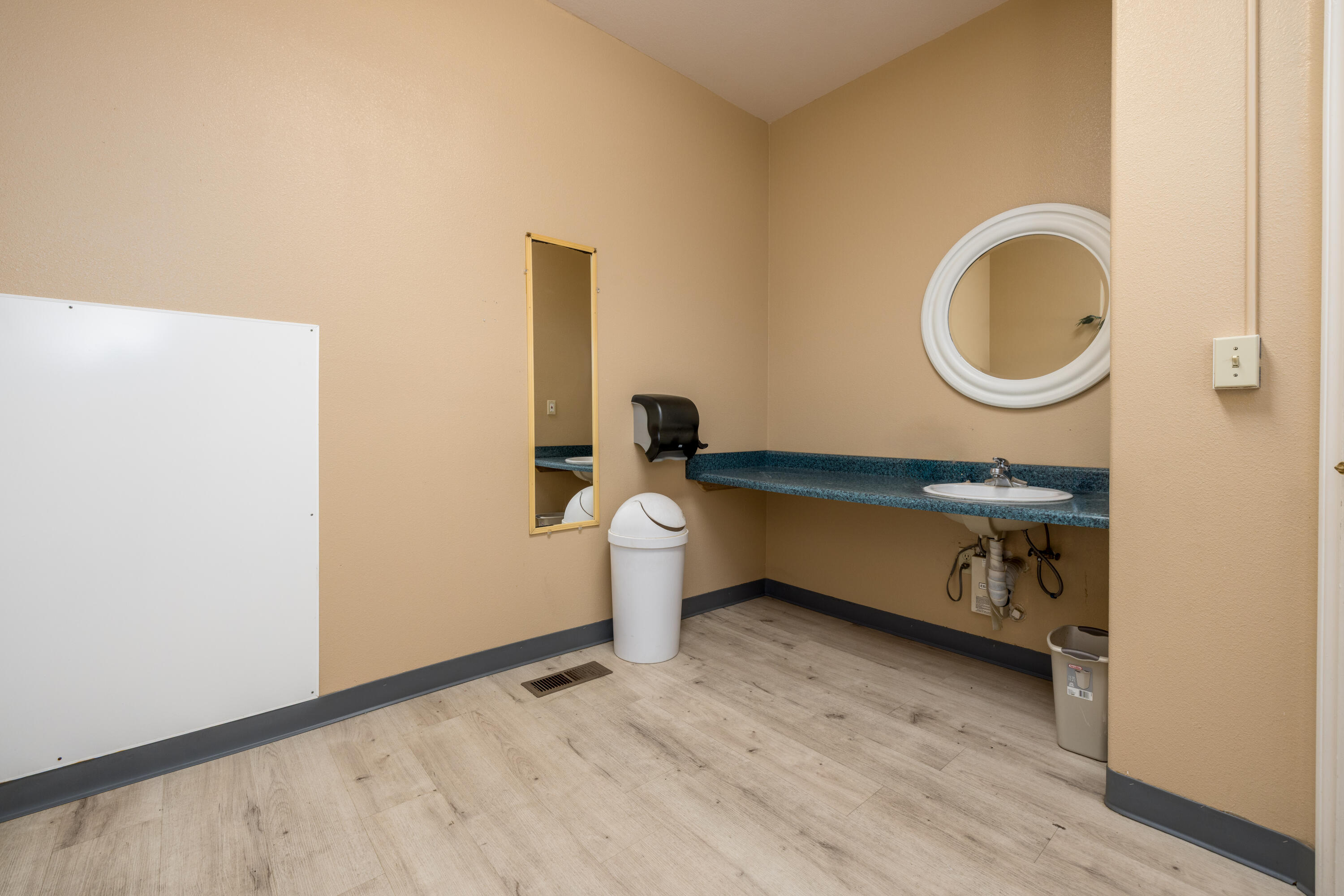 2127 S Giddings St, Visalia, CA 93277