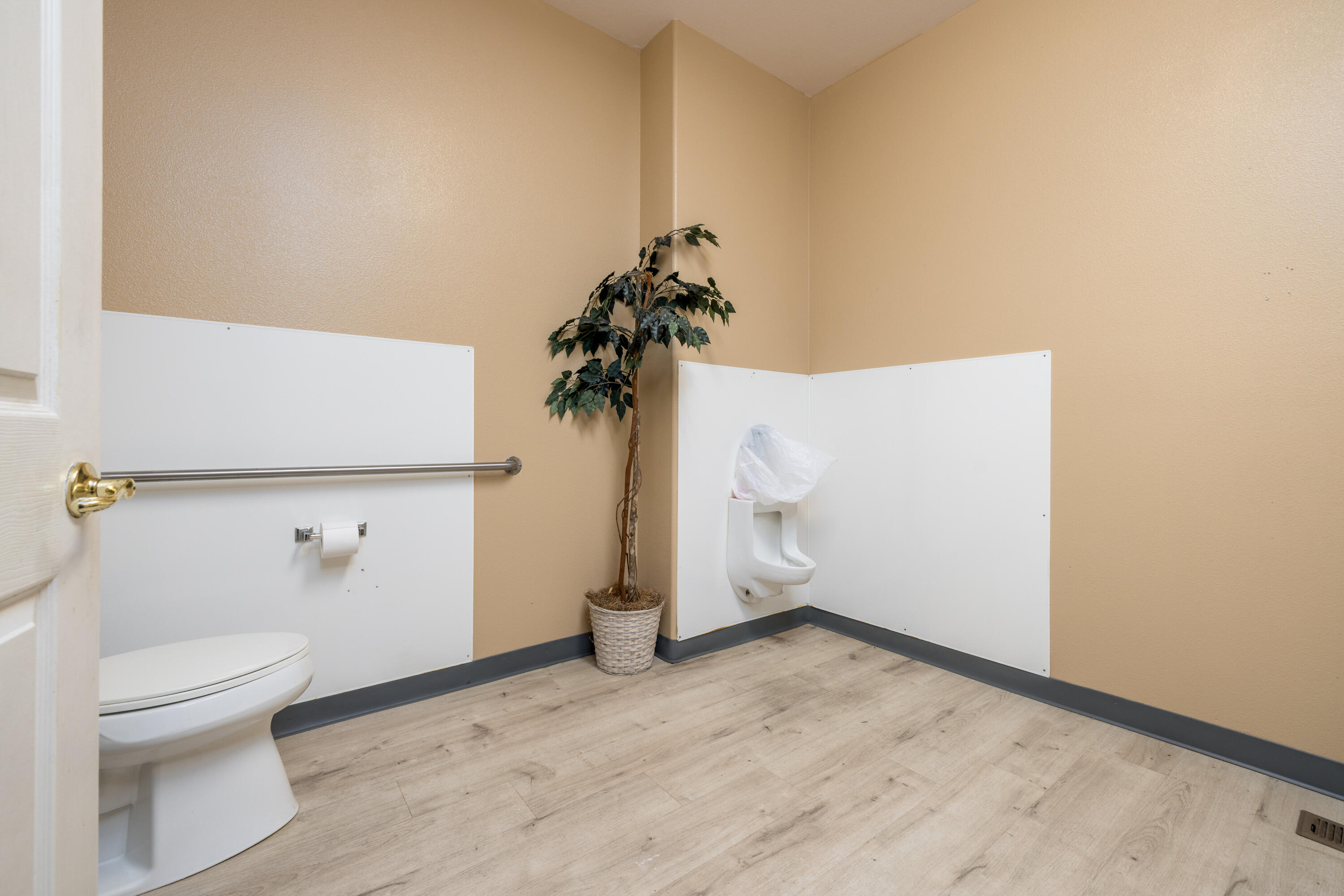 2127 S Giddings St, Visalia, CA 93277