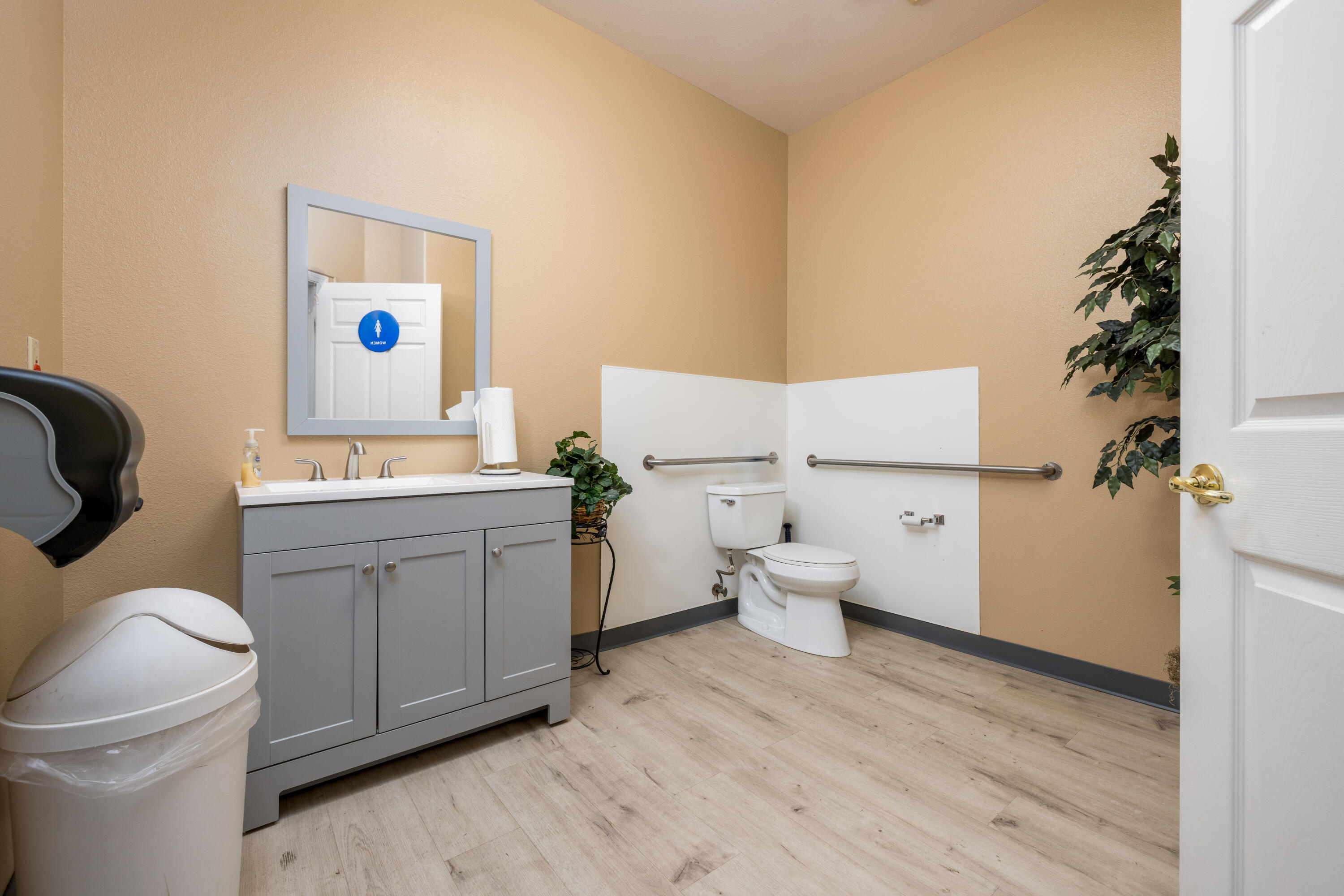 2127 S Giddings St, Visalia, CA 93277