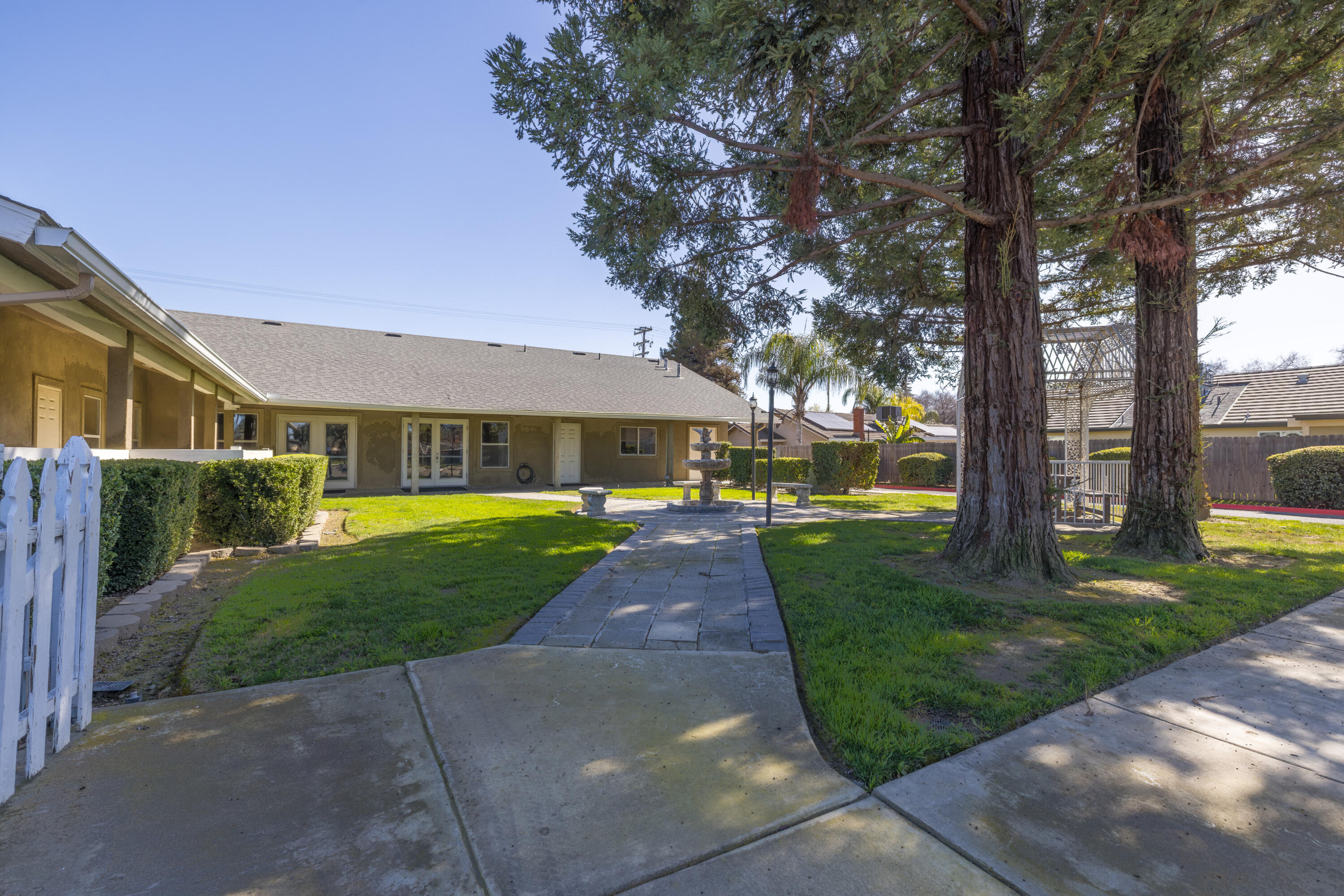 2127 S Giddings St, Visalia, CA 93277
