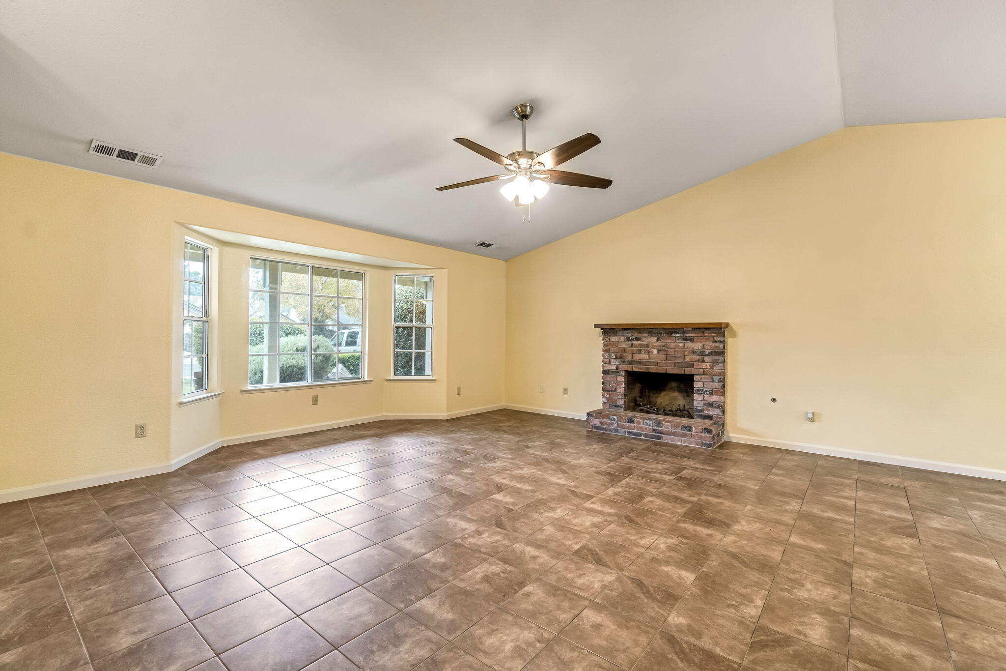 3632 E Willow Ct, Visalia, CA 93292