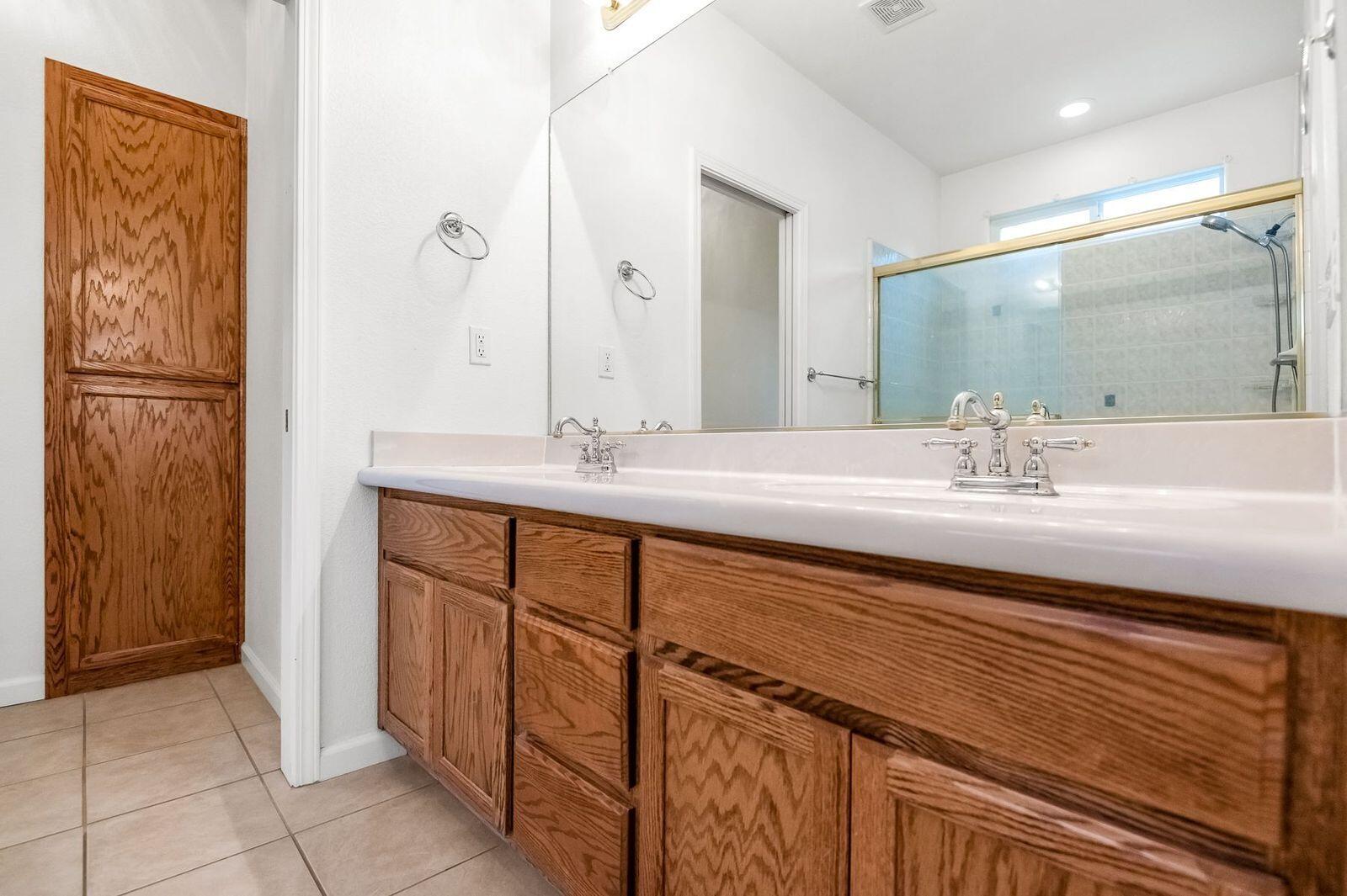 2303 S Conyer Ct, Visalia, CA 93277