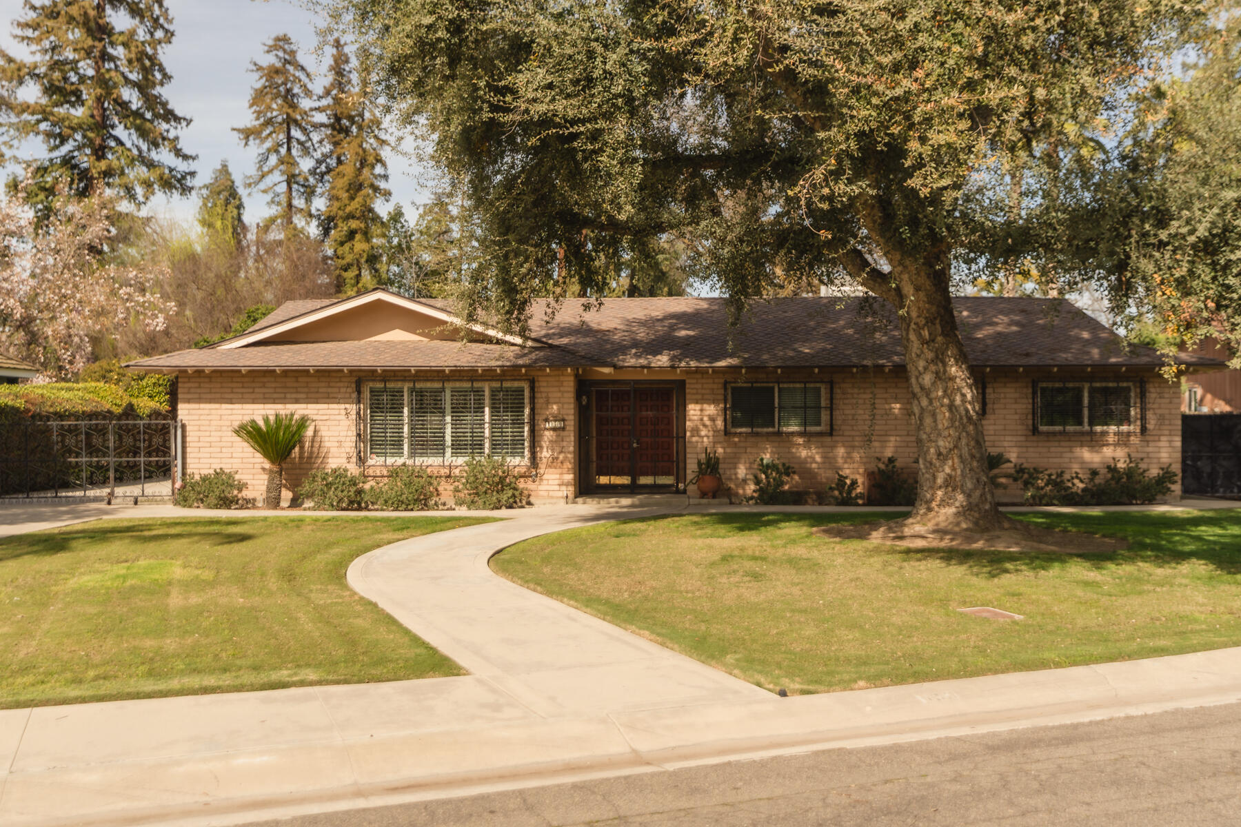 130 E Woodward Dr, Tulare, CA 93274