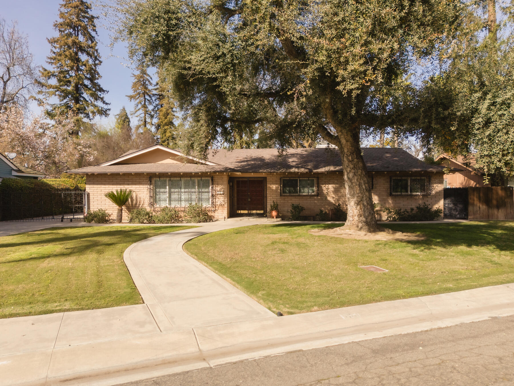 130 E Woodward Dr, Tulare, CA 93274