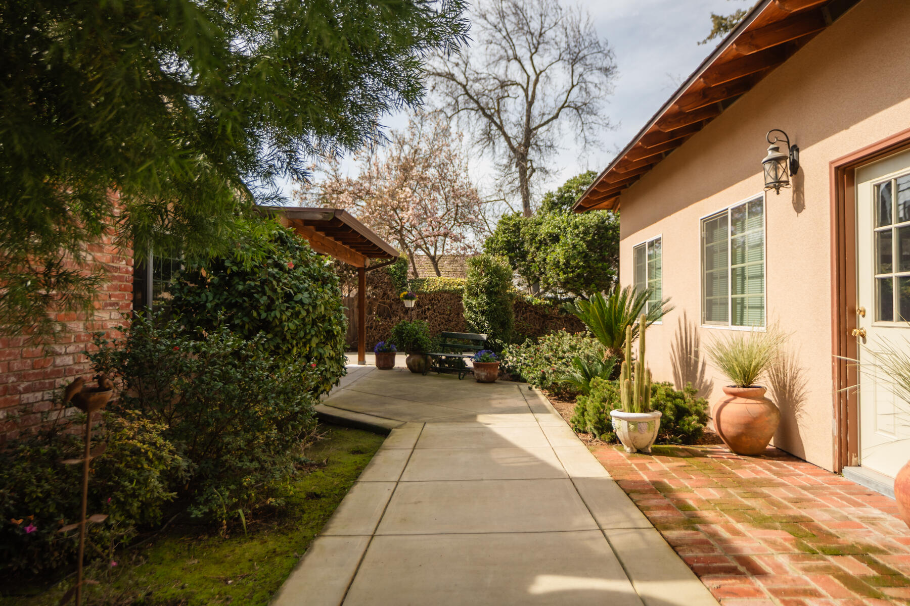 130 E Woodward Dr, Tulare, CA 93274