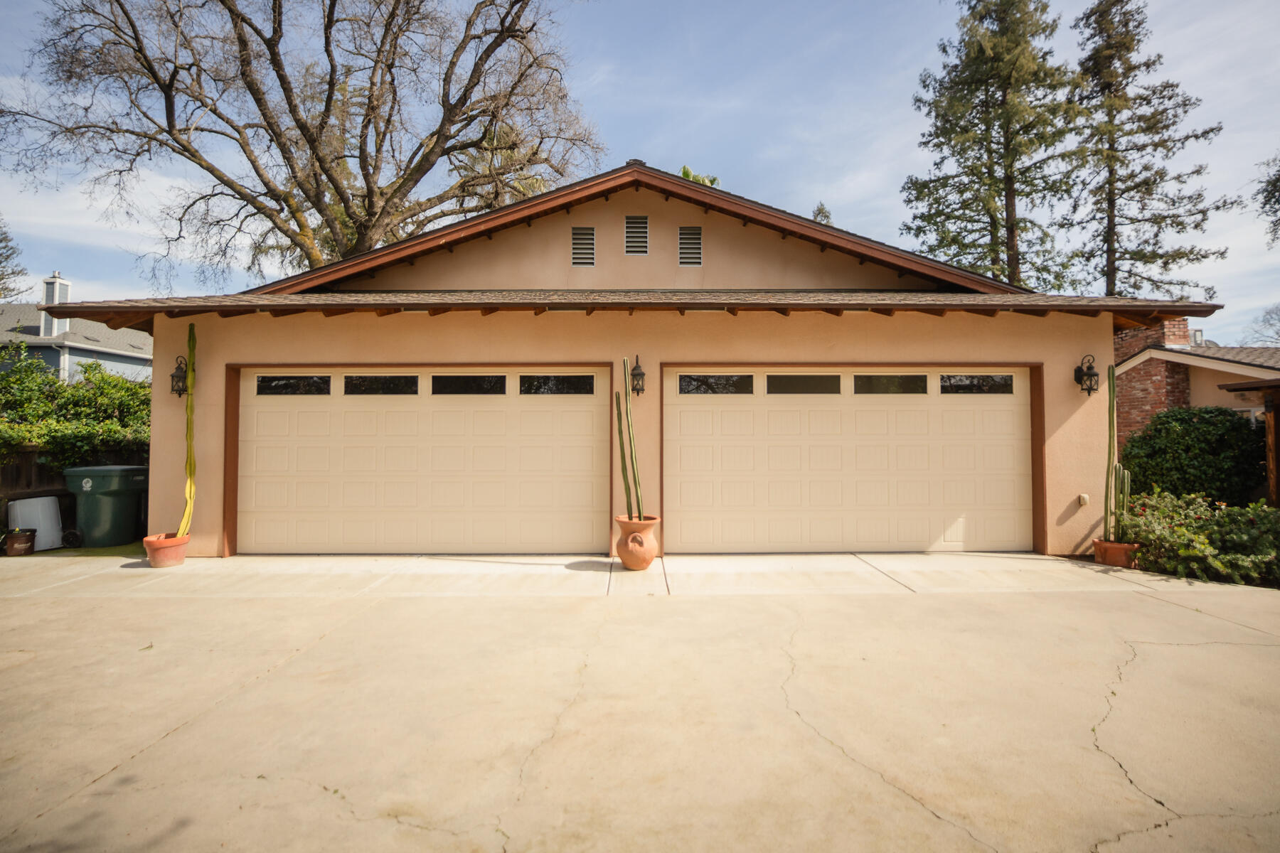 130 E Woodward Dr, Tulare, CA 93274