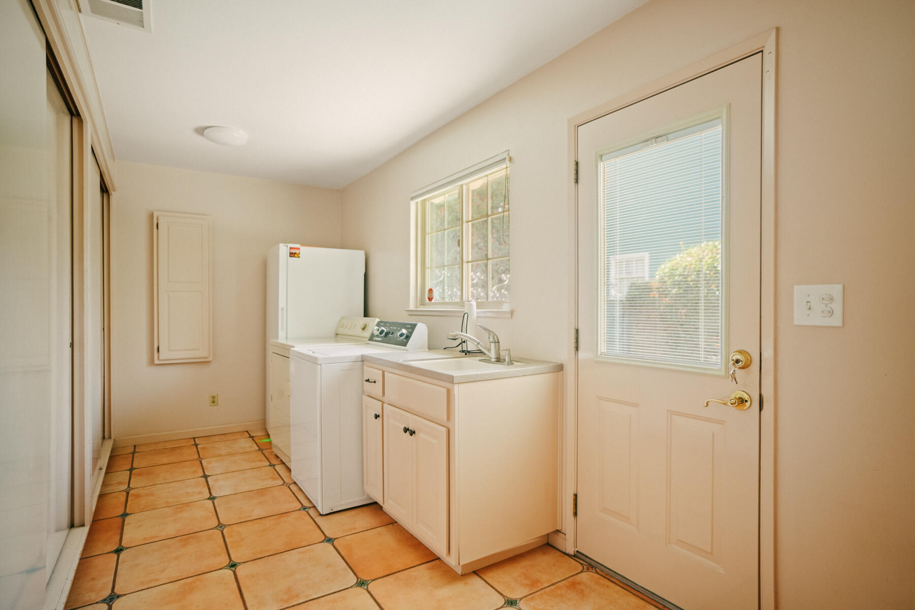 130 E Woodward Dr, Tulare, CA 93274