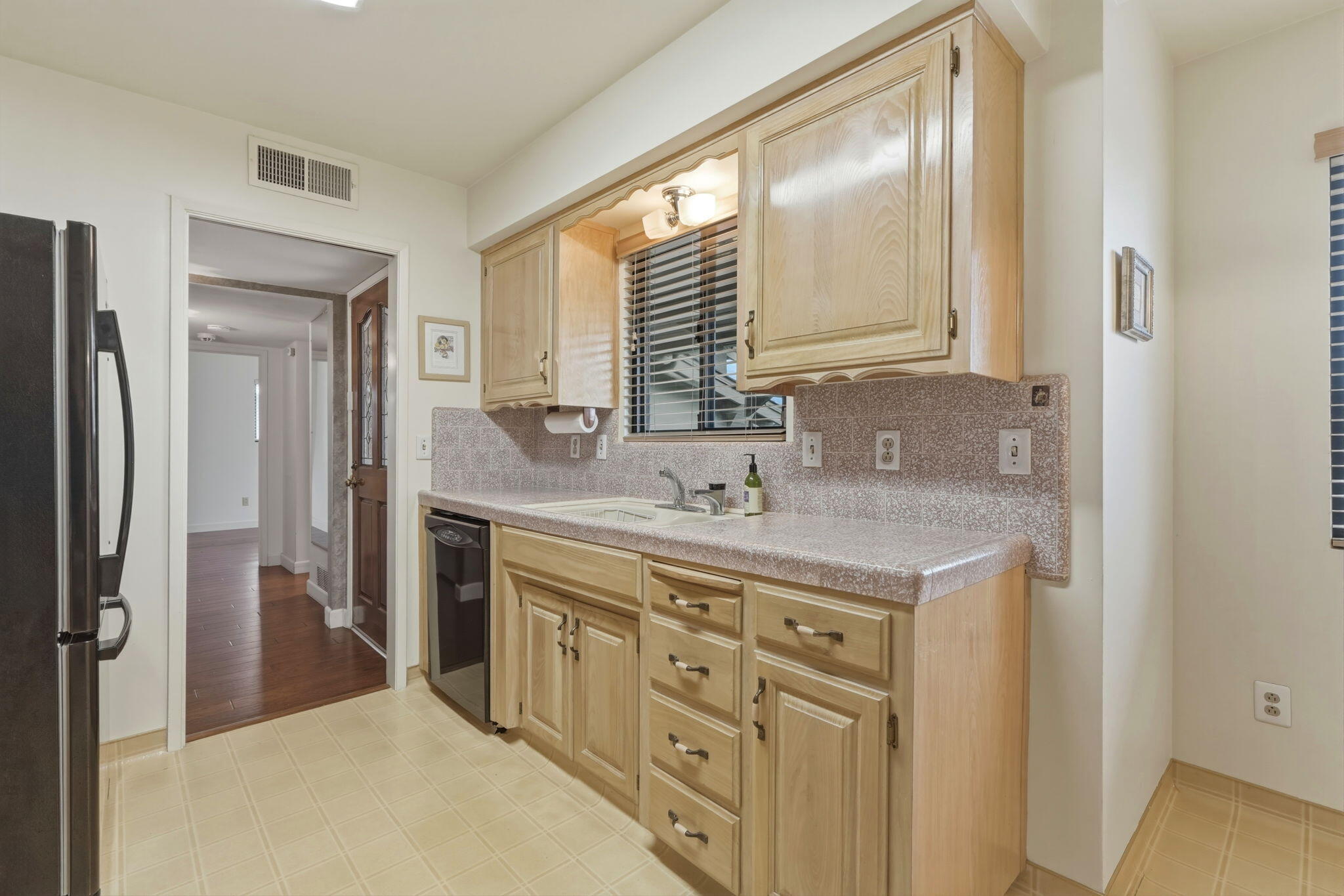 851 N Cottage St, Porterville, CA 93257