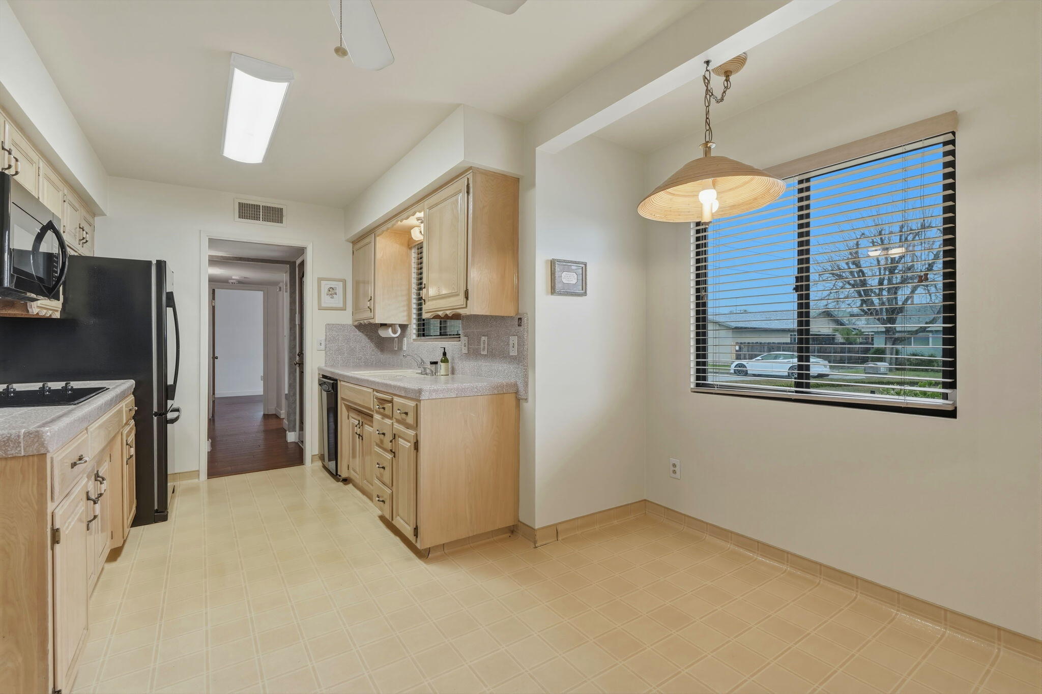 851 N Cottage St, Porterville, CA 93257