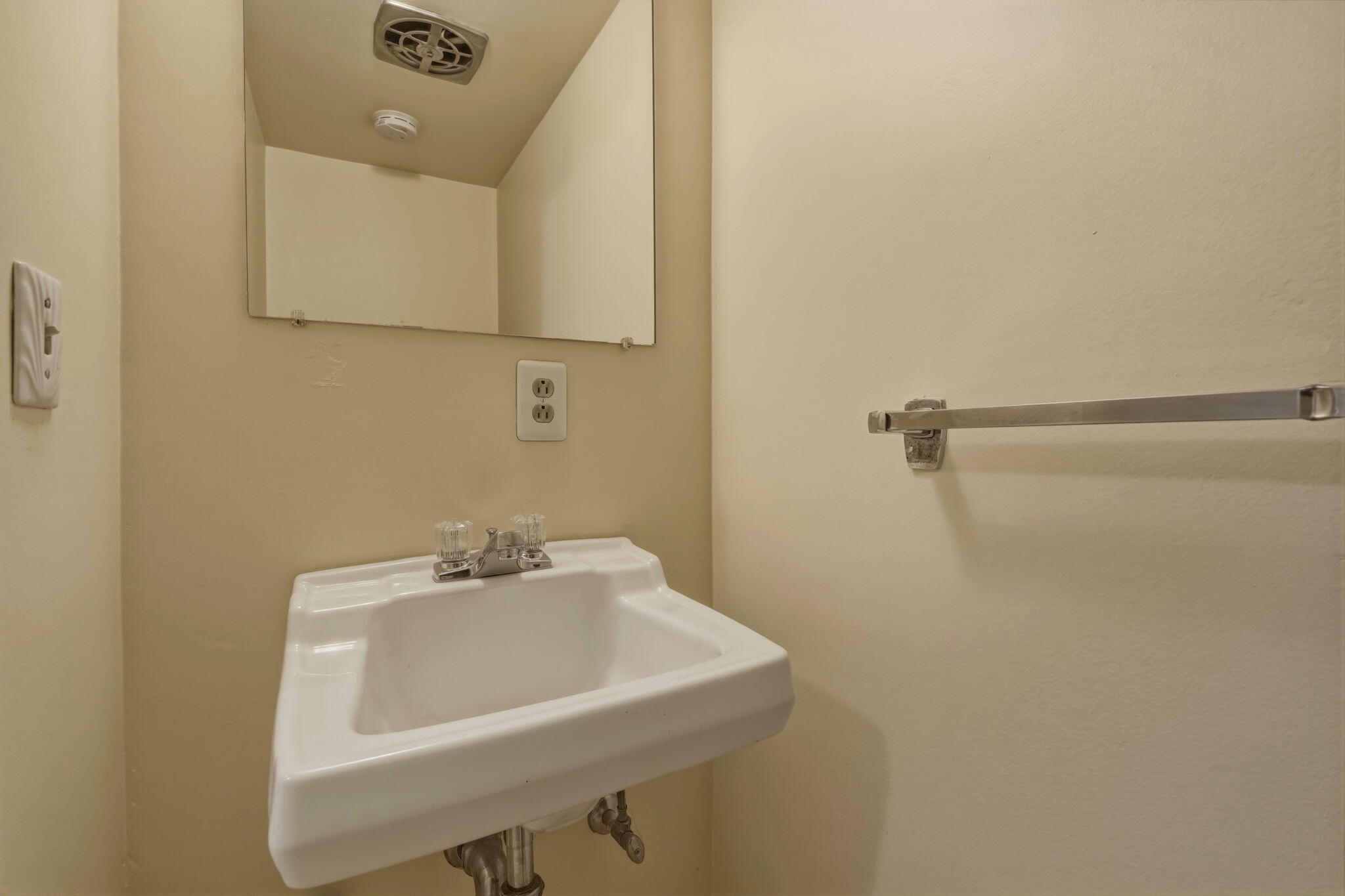 851 N Cottage St, Porterville, CA 93257