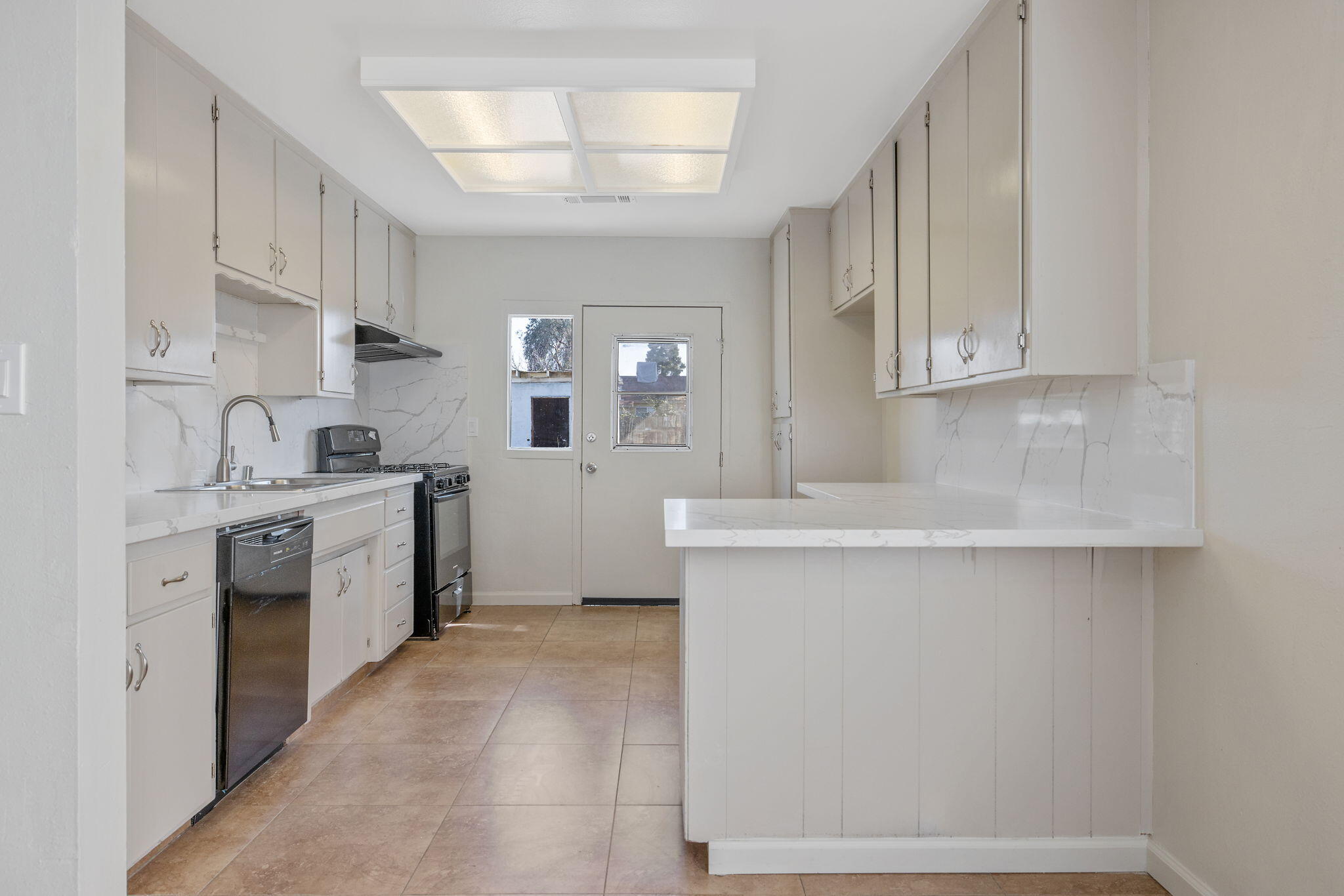 1432 N Locust St, Visalia, CA 93291