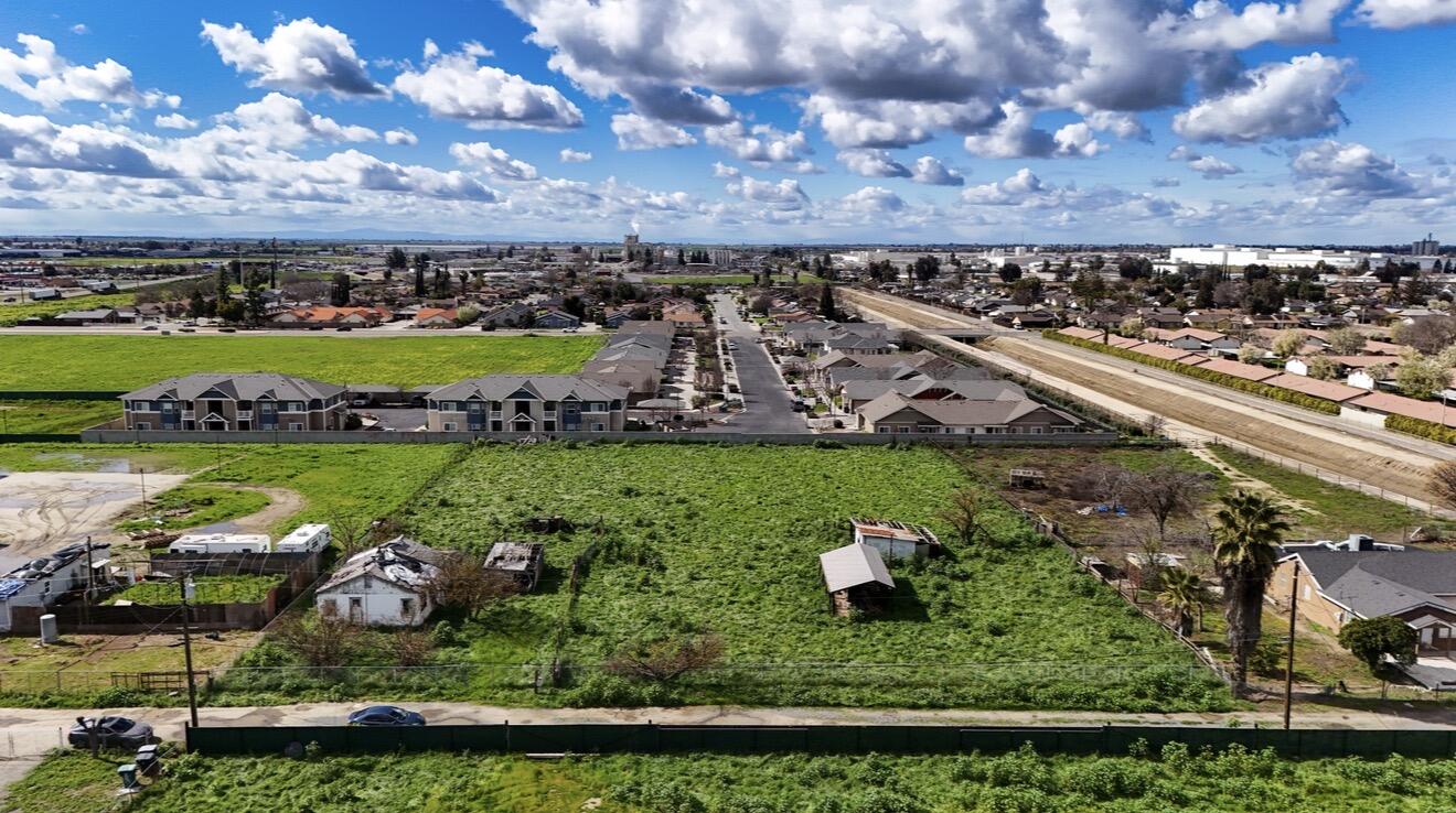 1686 E Foster Dr #H, Tulare, CA 93274