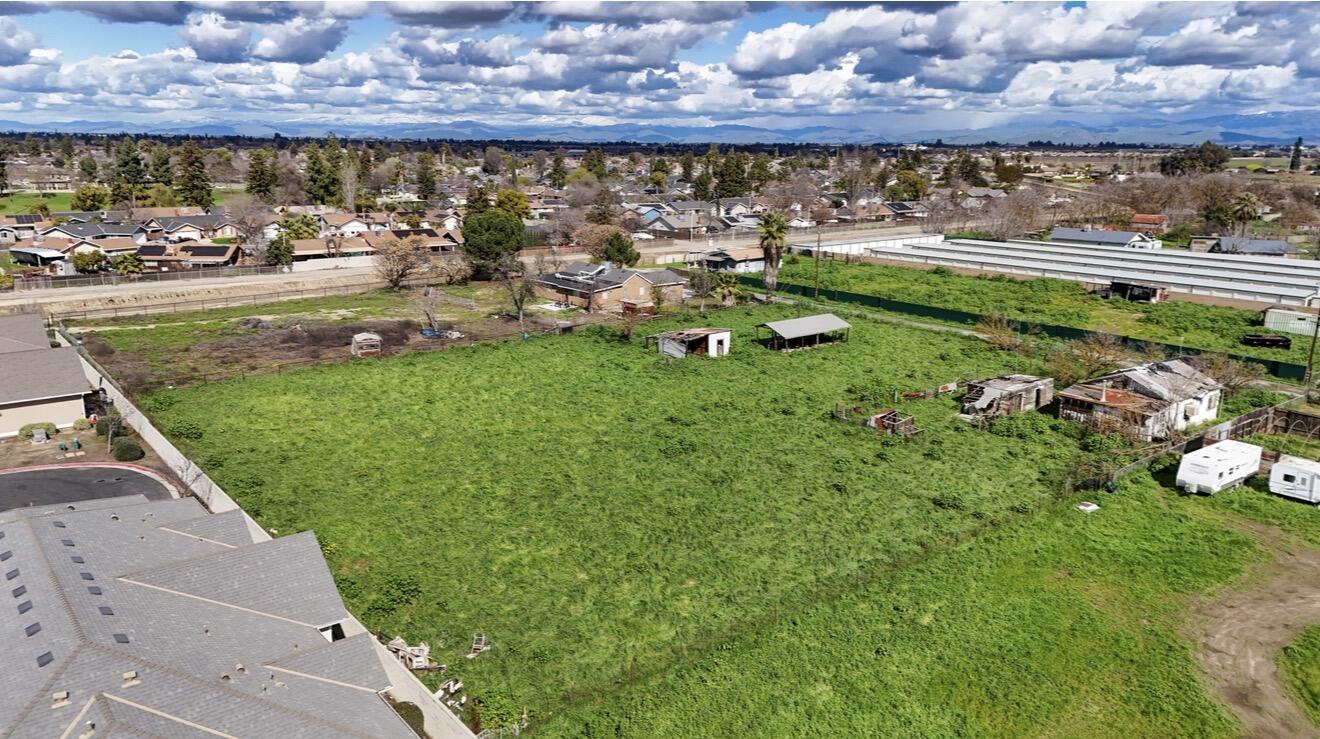 1686 E Foster Dr #H, Tulare, CA 93274