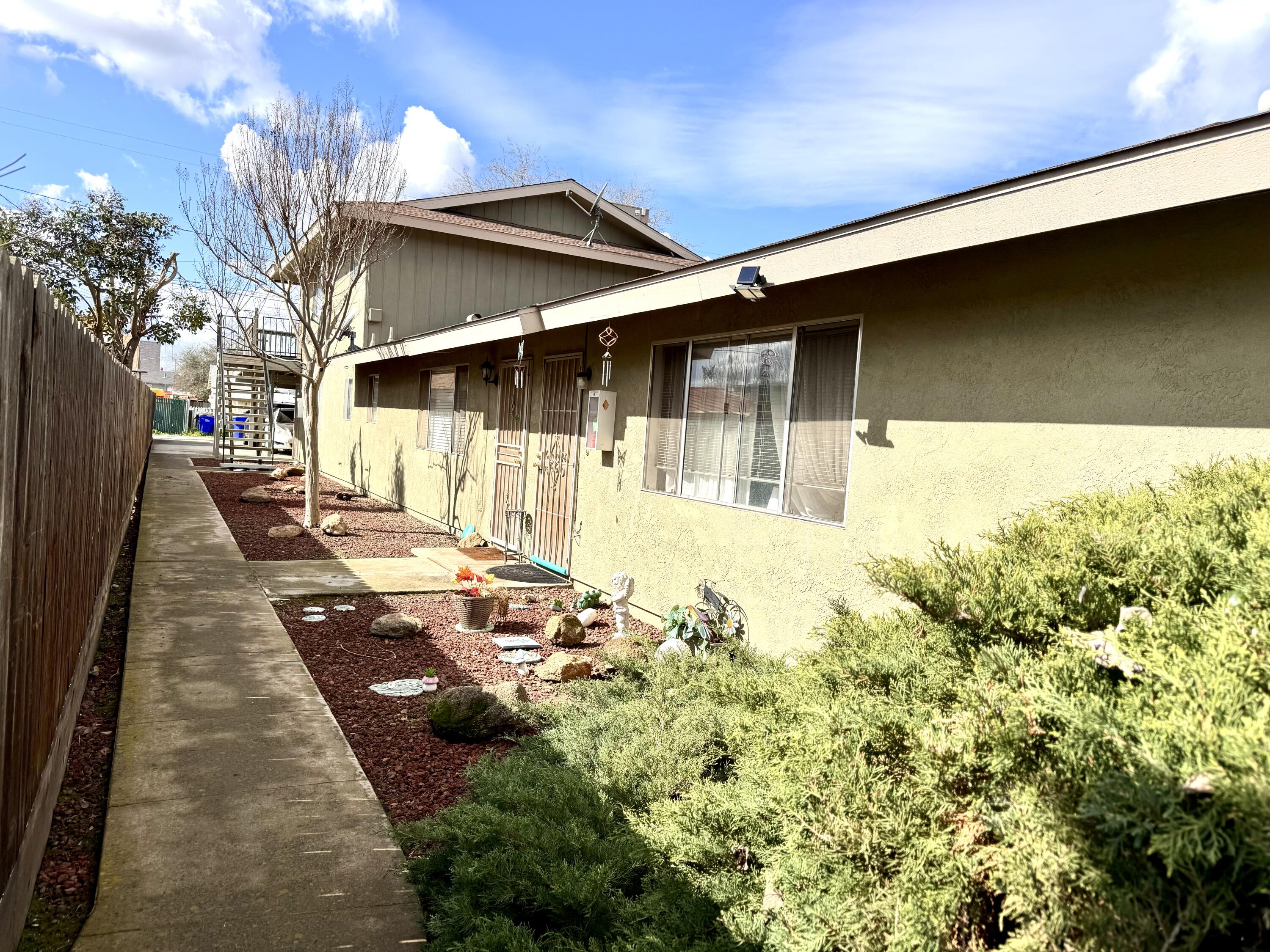 208 N B St, Exeter, CA 93221