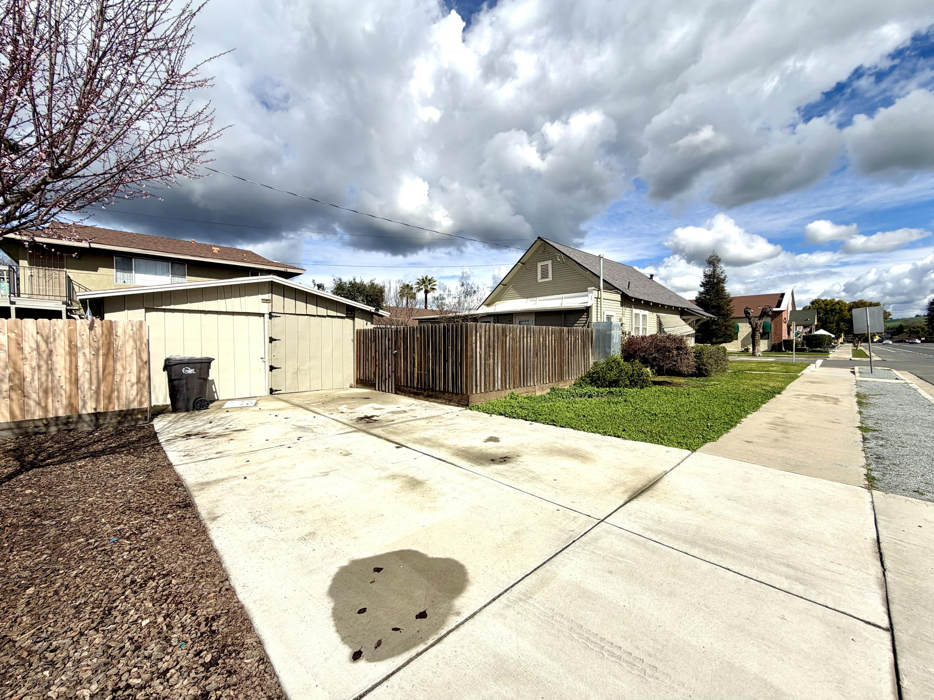 200 N B, Exeter, CA 93221