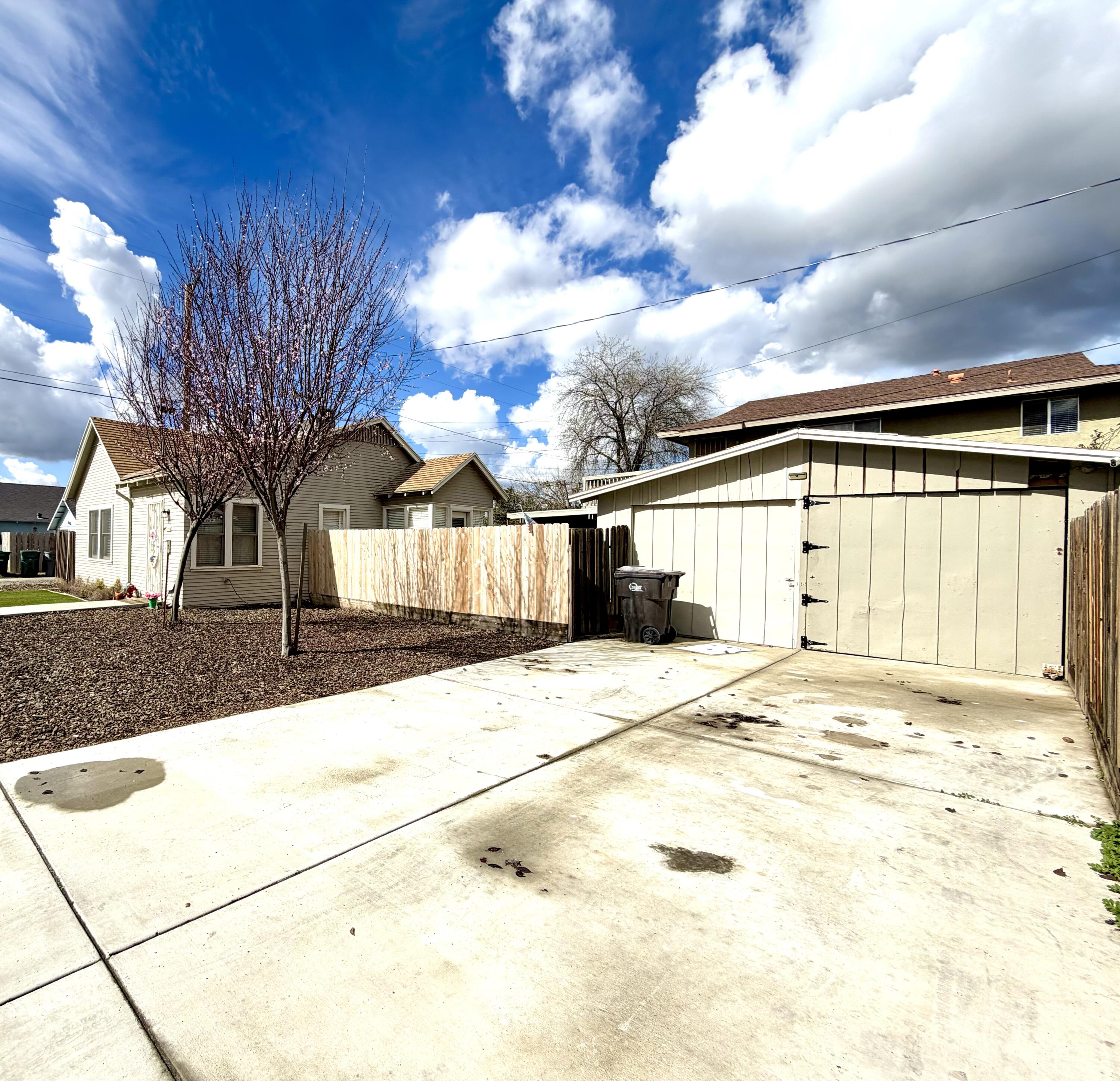 200 N B, Exeter, CA 93221
